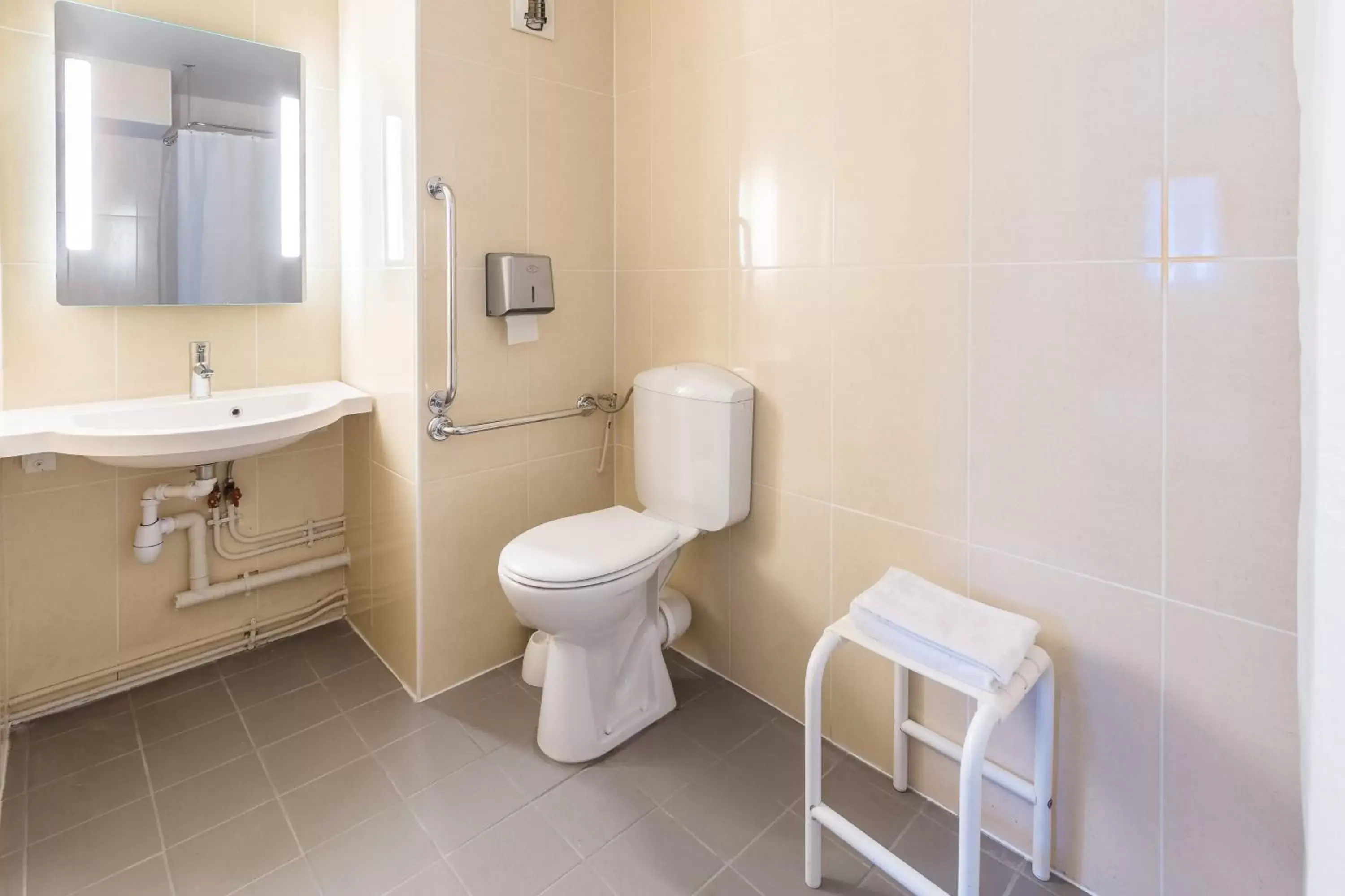 Bathroom in B&B HOTEL Orléans