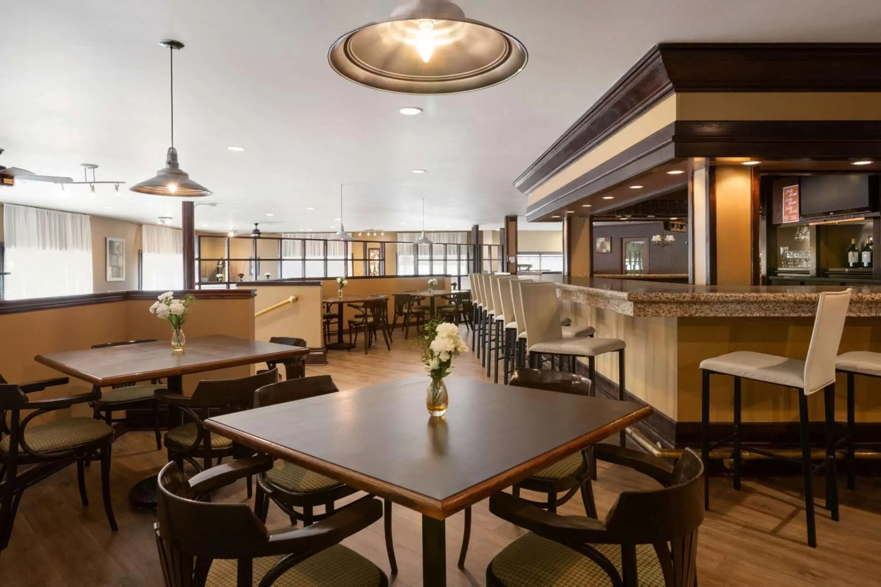 Lounge or bar, Restaurant/Places to Eat in Days Inn by Wyndham Renfrew Conference Centre