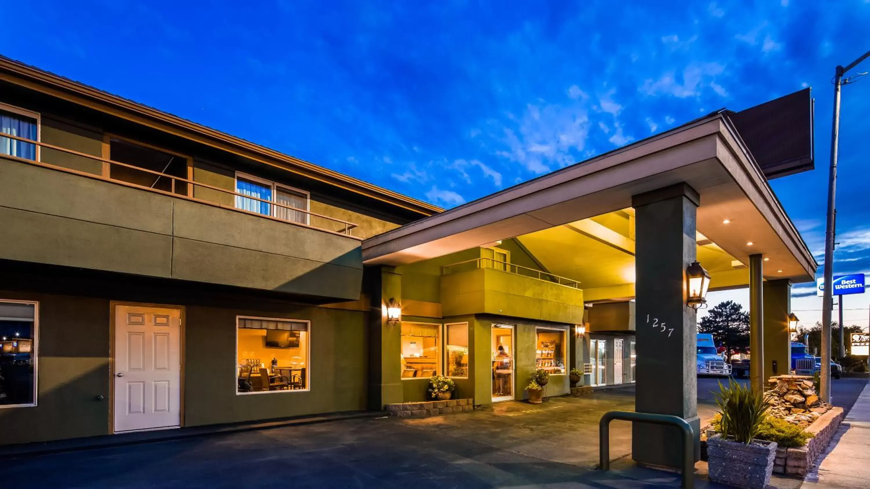 Facade/entrance, Property Building in RiverTree Inn & Suites