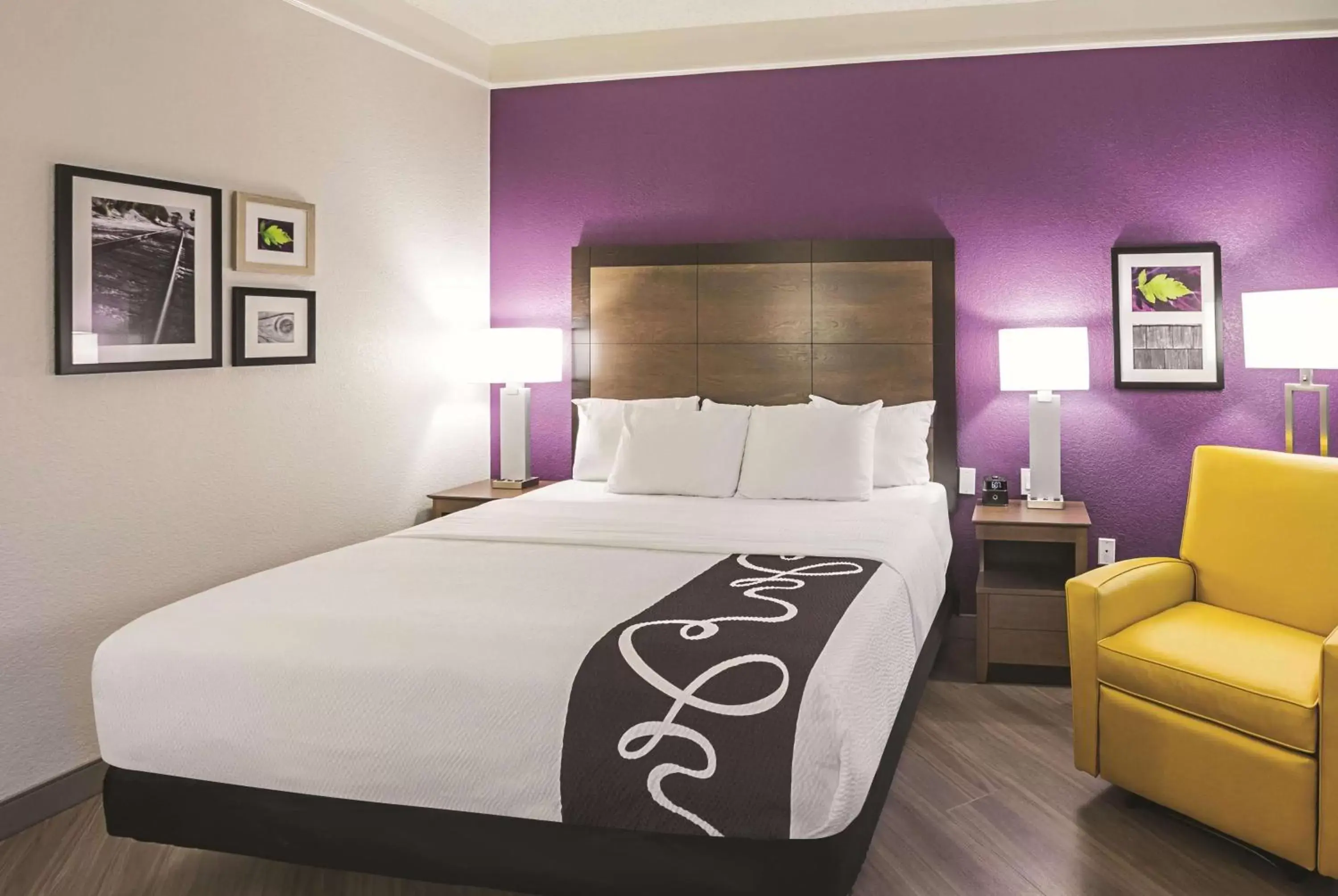 Photo of the whole room, Bed in La Quinta by Wyndham Fort Worth North Photo of the whole room, Bed in La Quinta by Wyndham Fort Worth North