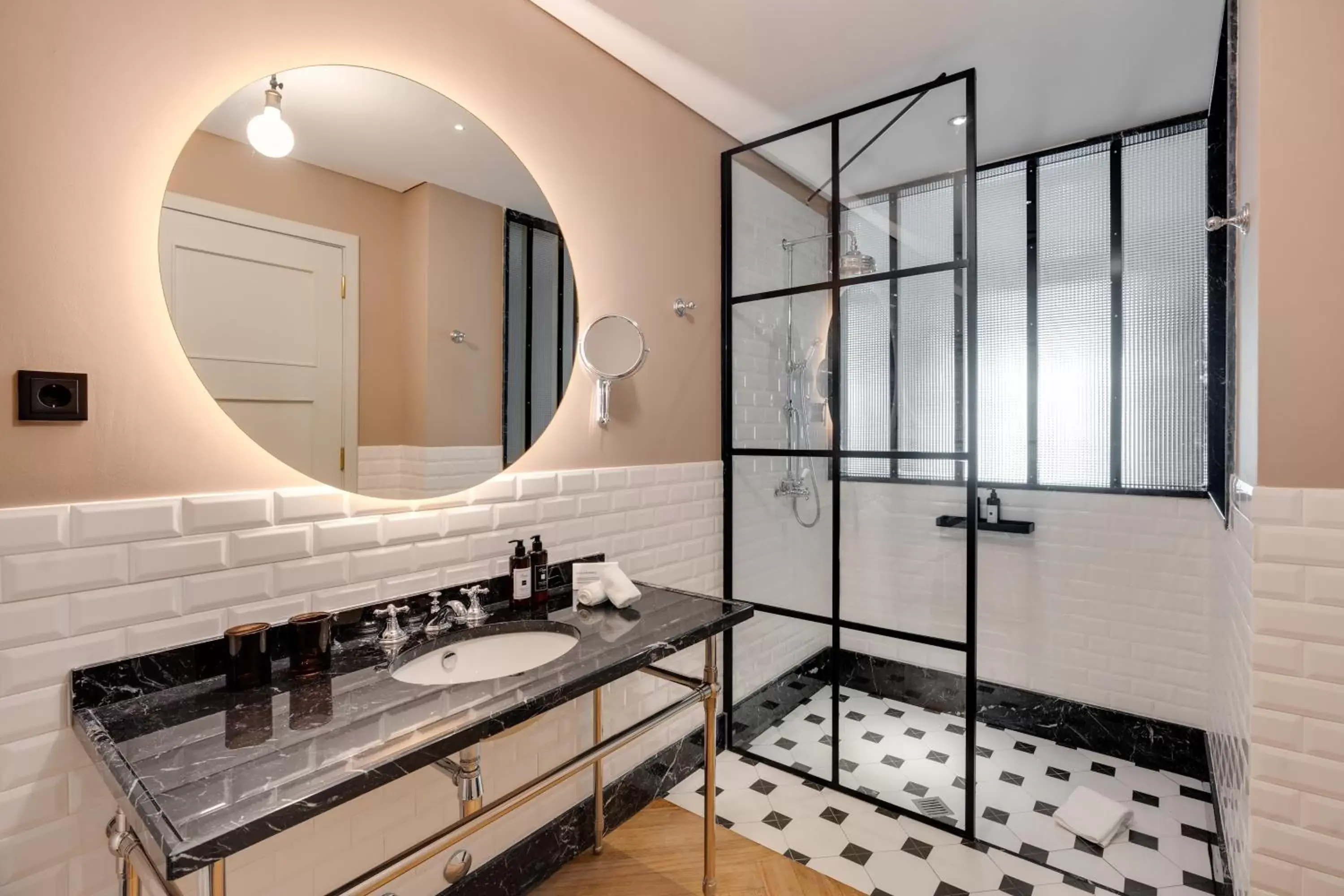 Shower, Bathroom in Portie Deluxe Suites by DA'HOME
