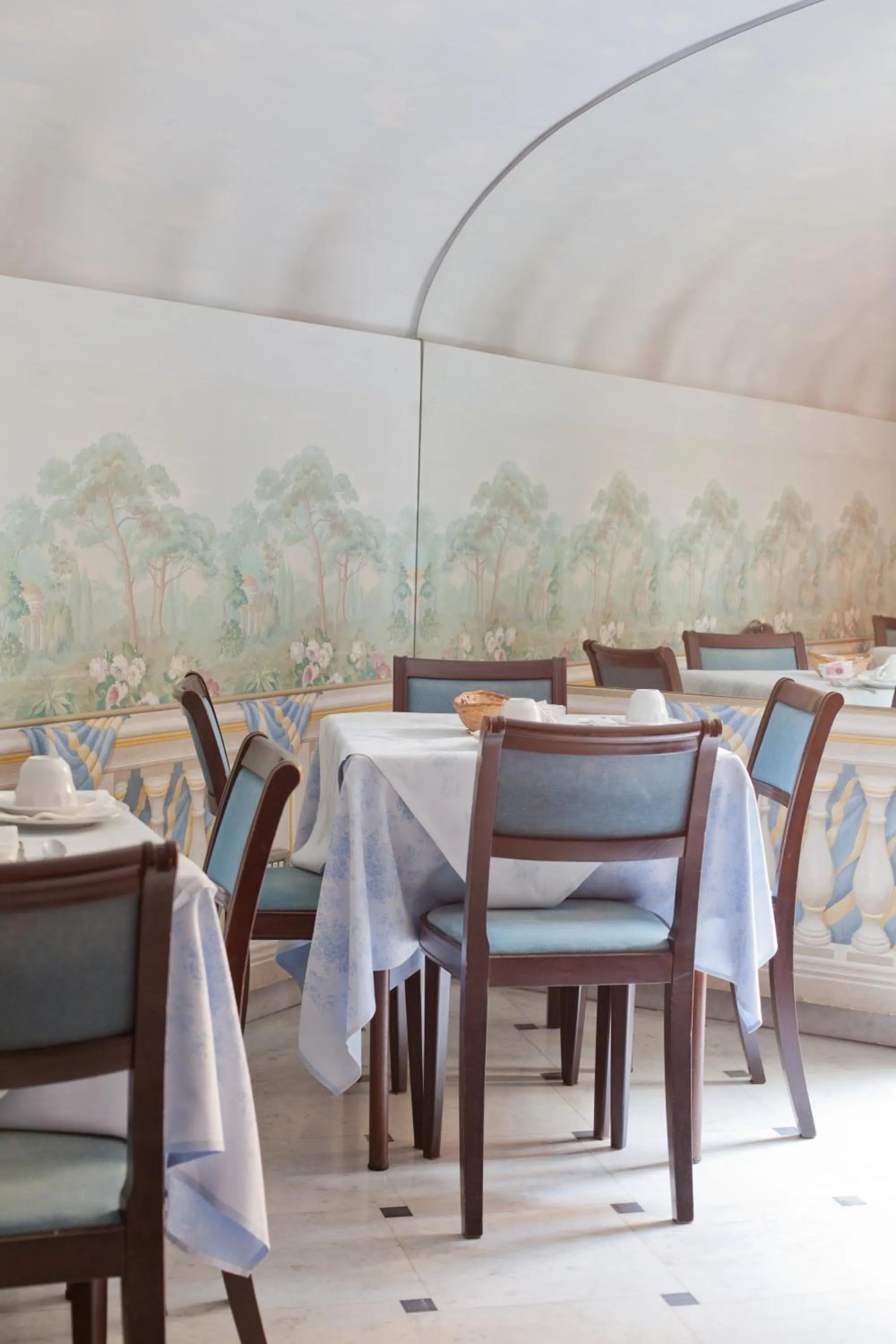 Restaurant/places to eat in Classic Hotel