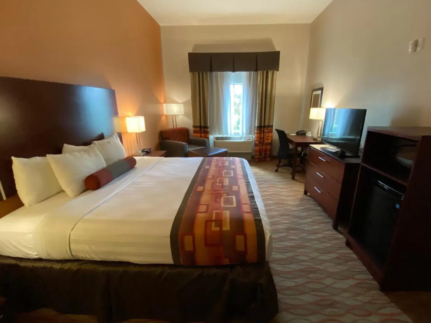 Bedroom, TV/Entertainment Center in Best Western Plus Spring Inn & Suites
