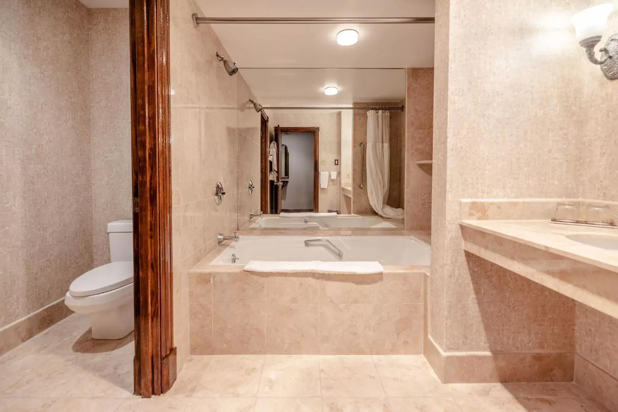 Shower, Bathroom in Chateau Merrimack Hotel & Spa