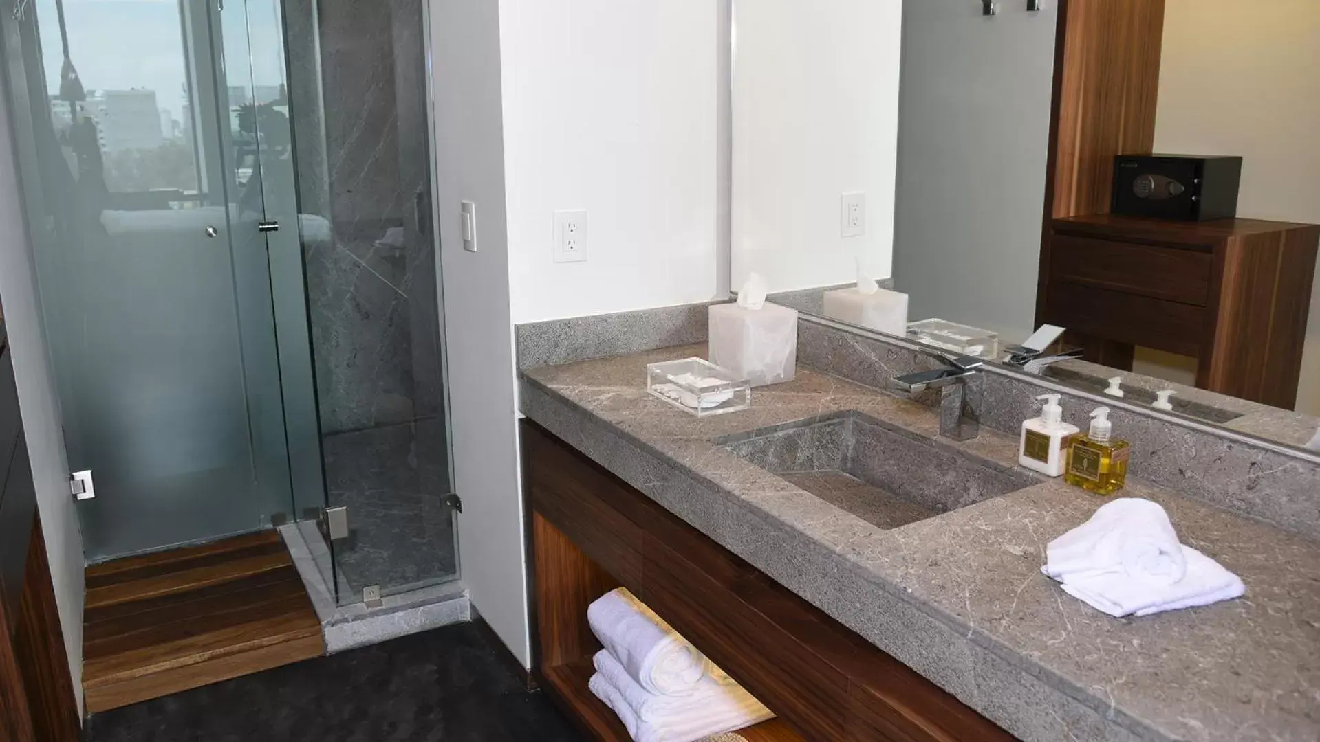 Bathroom in Suites BQ