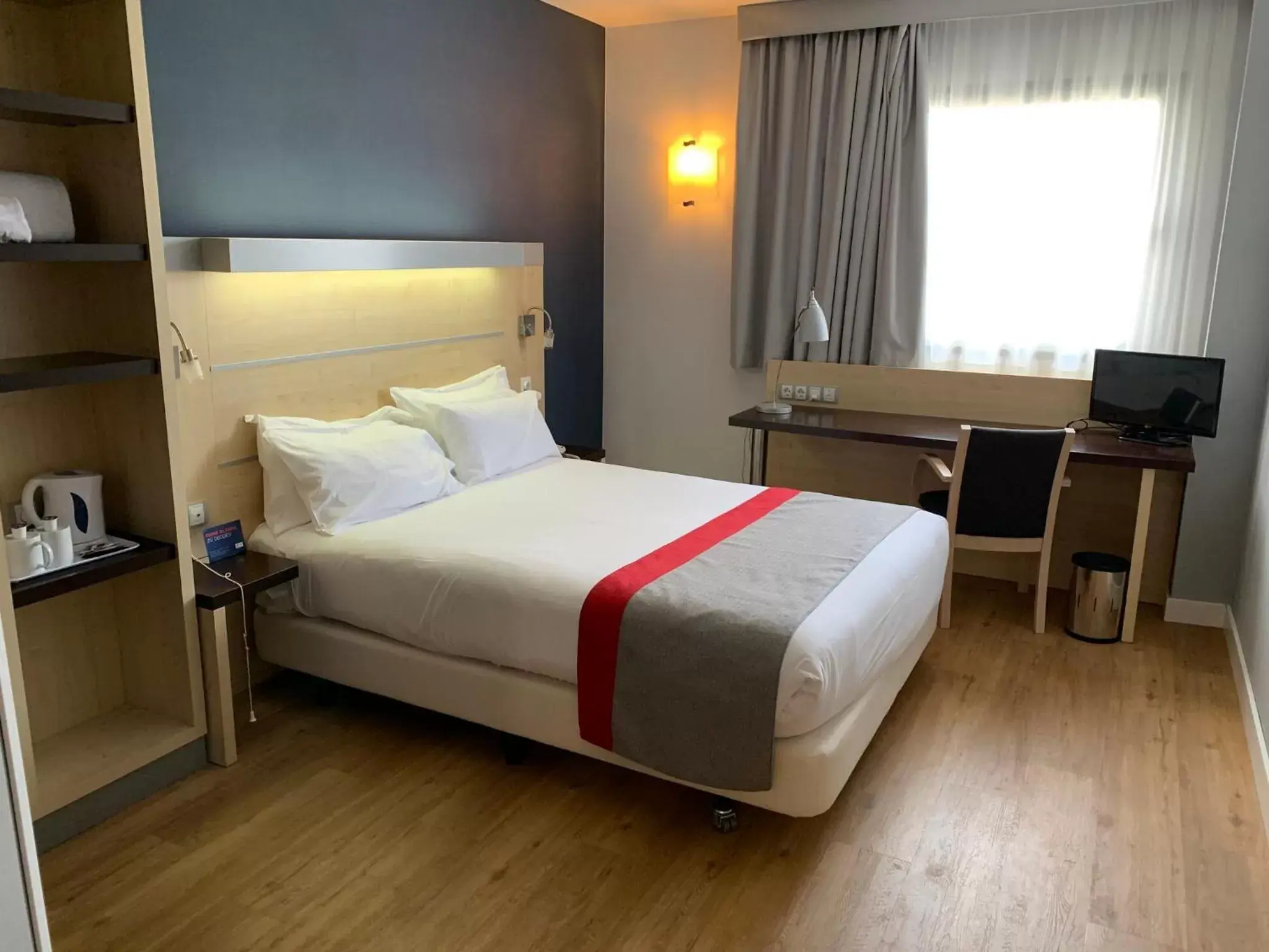 Photo of the whole room, Bed in Holiday Inn Express Vitoria