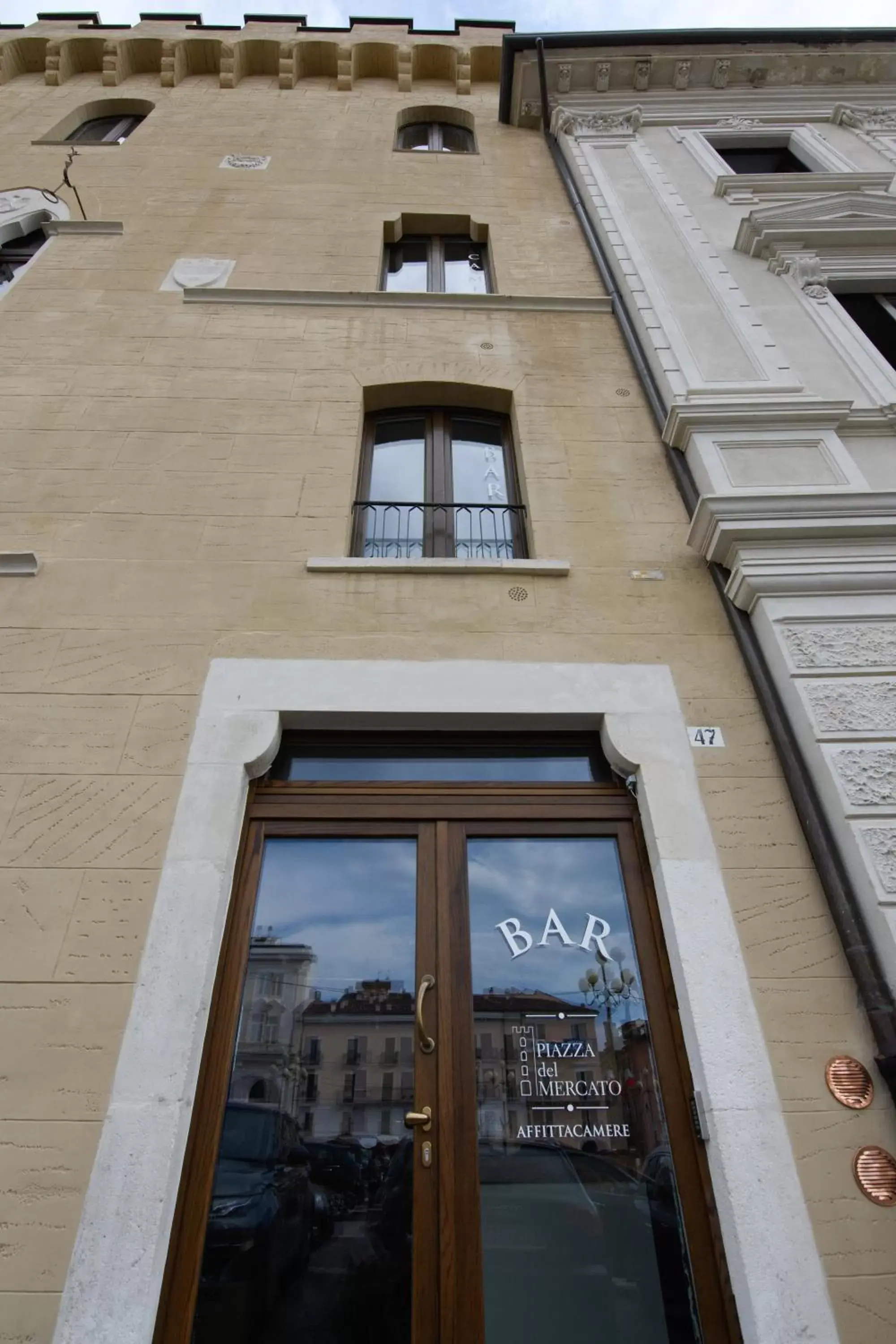 Facade/entrance, Property Building in Piazza del Mercato