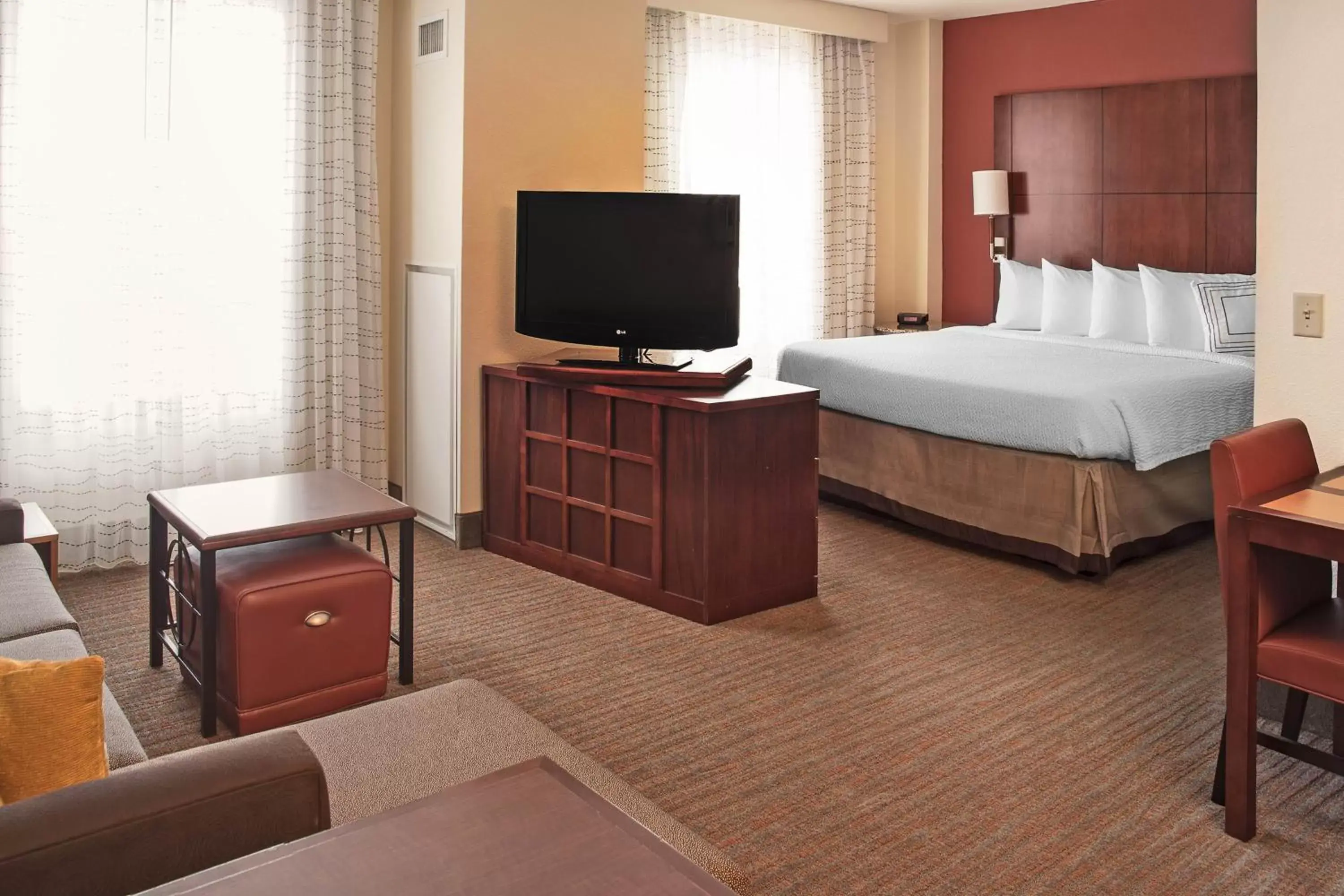 Bedroom, TV/Entertainment Center in Residence Inn by Marriott Aberdeen at Ripken Stadium