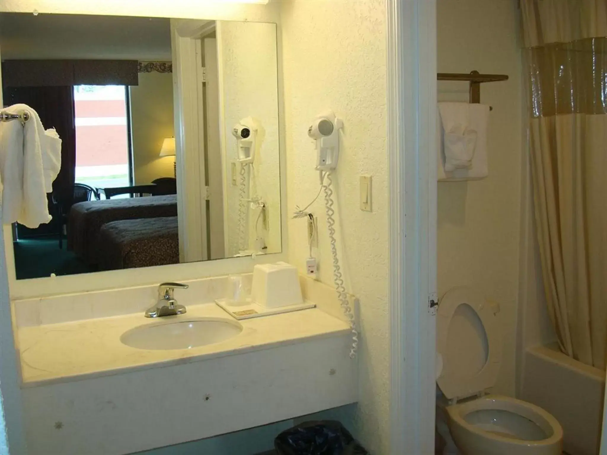 Bathroom in Relax Inn Savannah