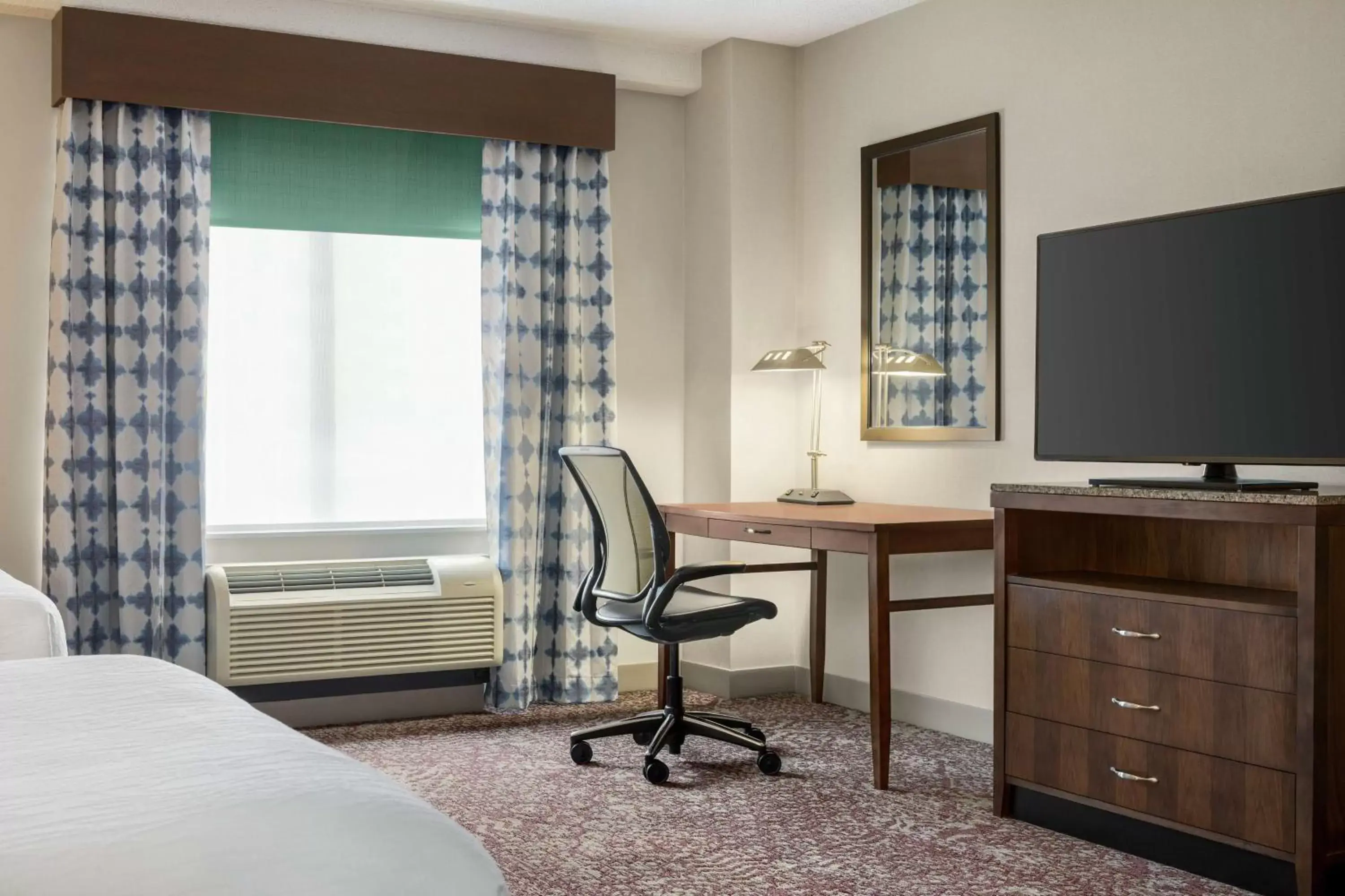 Bedroom, TV/Entertainment Center in Hilton Garden Inn Louisville Downtown