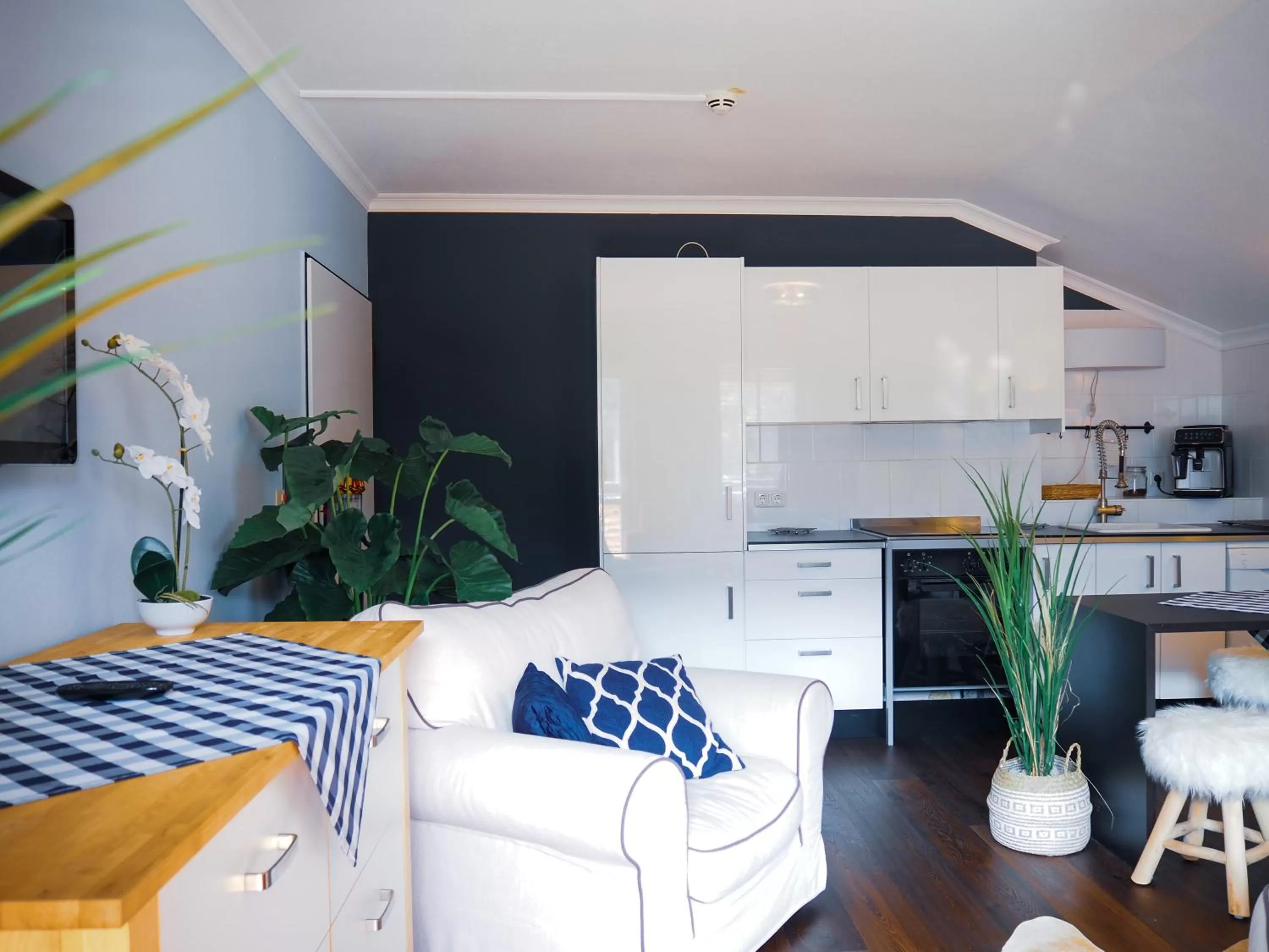 Kitchen or kitchenette, Seating Area in Sauna & Whirlpool - ALPENLIEBE APARTments