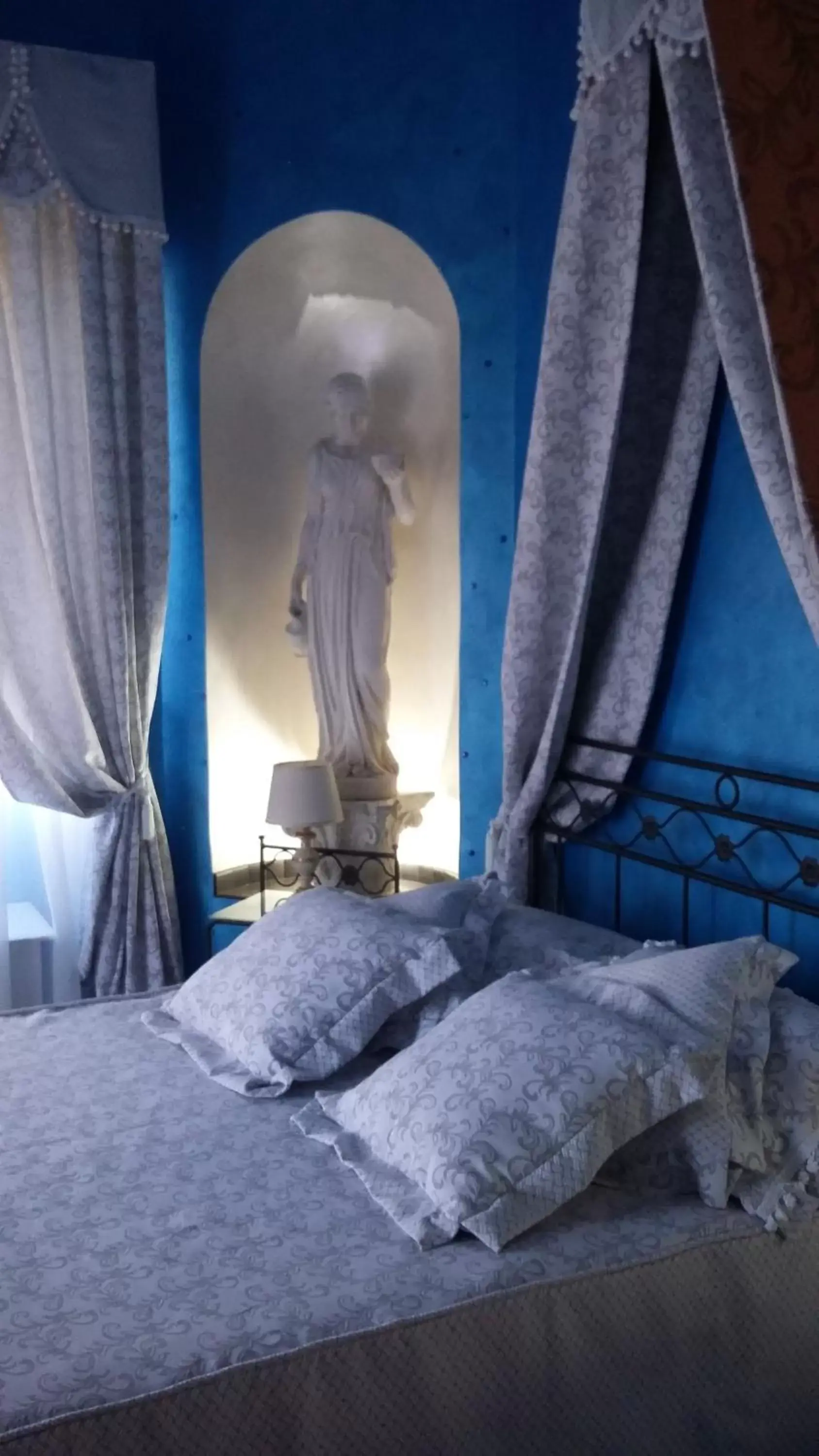 Photo of the whole room, Bed in Palazzo Moraschi Subiaco
