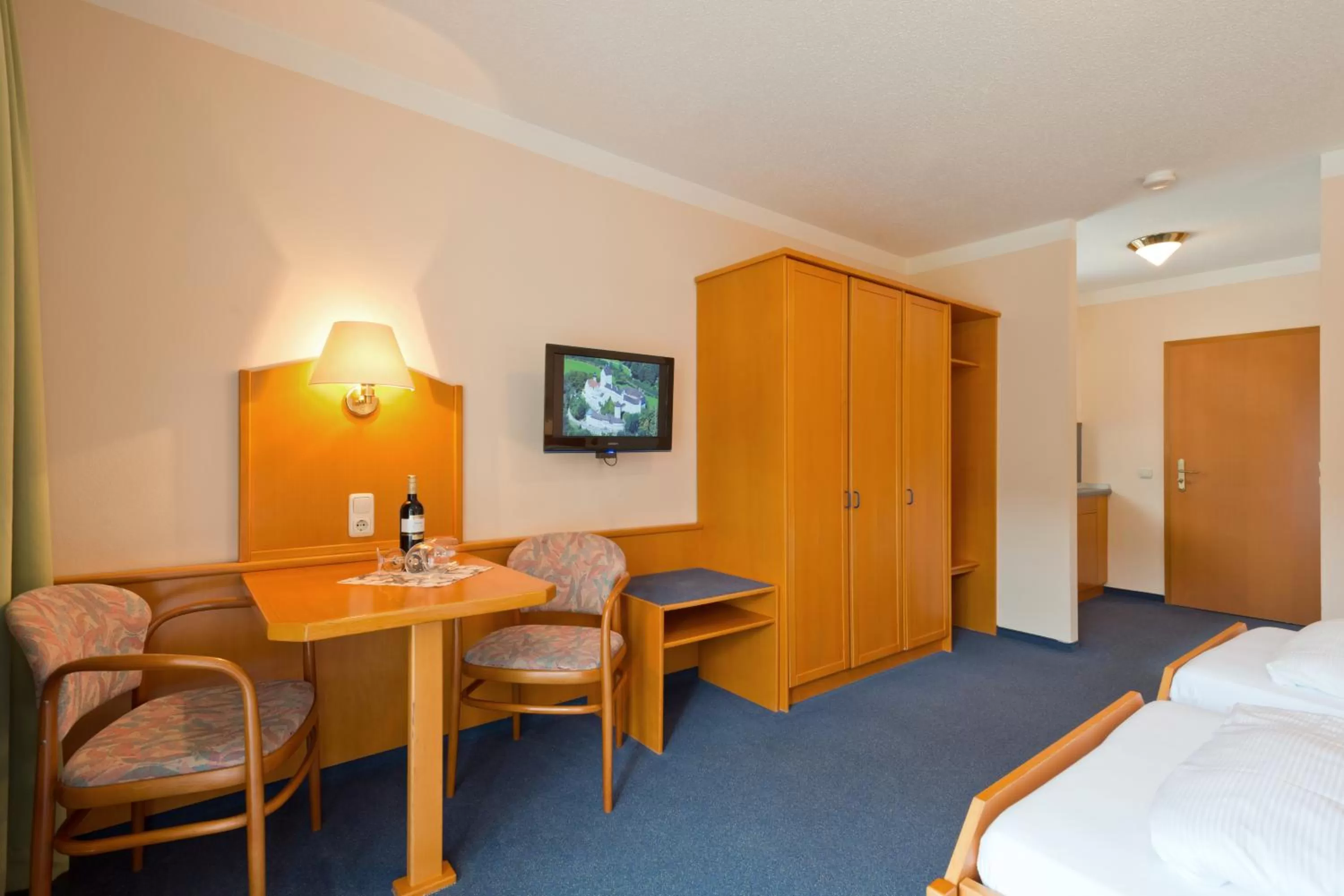 Kitchen or kitchenette, TV/Entertainment Center in Hotel Hohenaschau