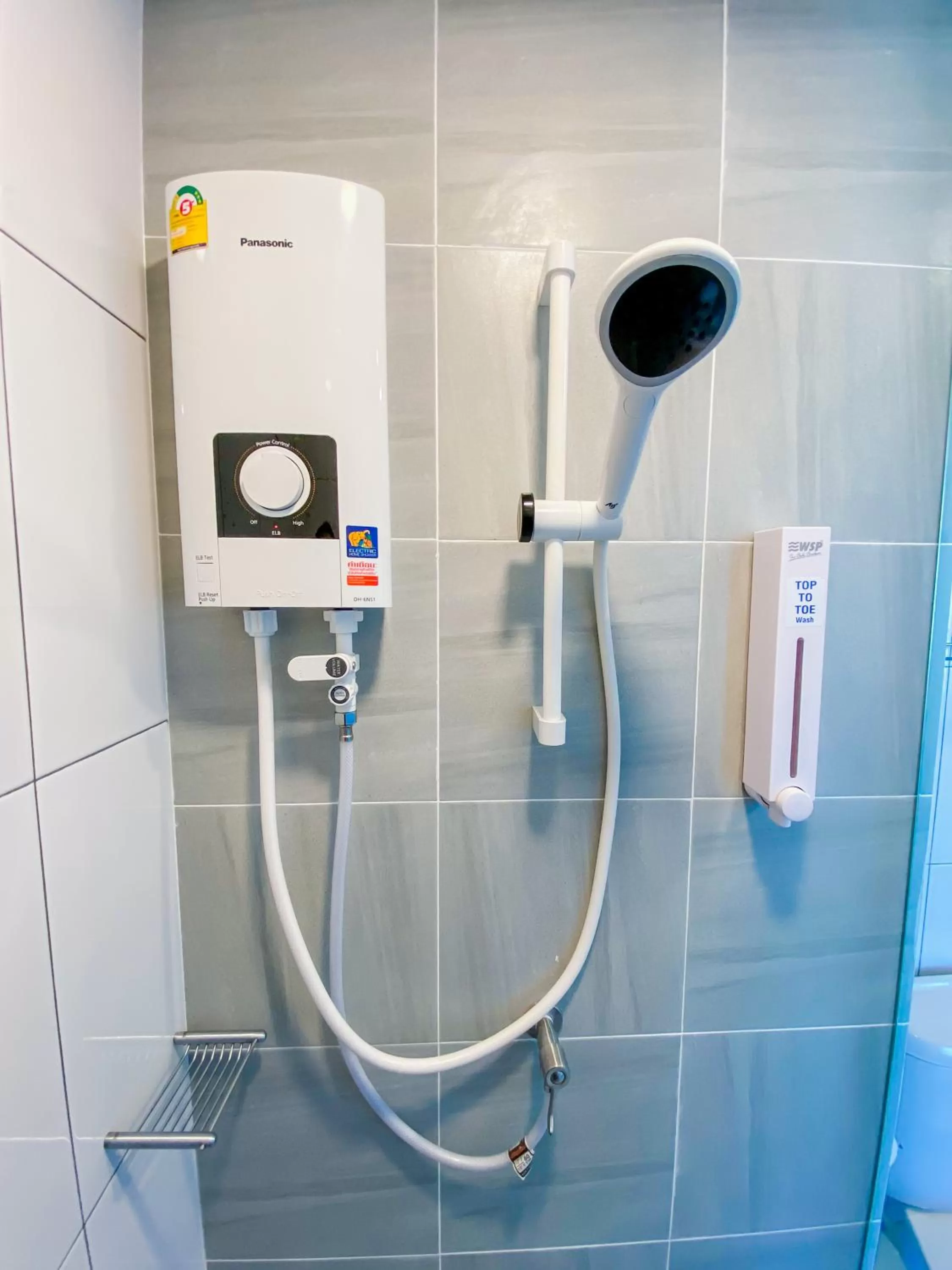 Shower in วัน บัดเจท เชียงราย สนามบิน One Budget Hotel Chiangrai Airport