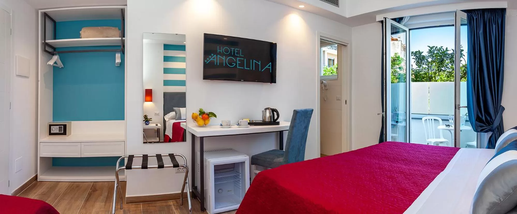 View (from property/room), Bed in Hotel Angelina