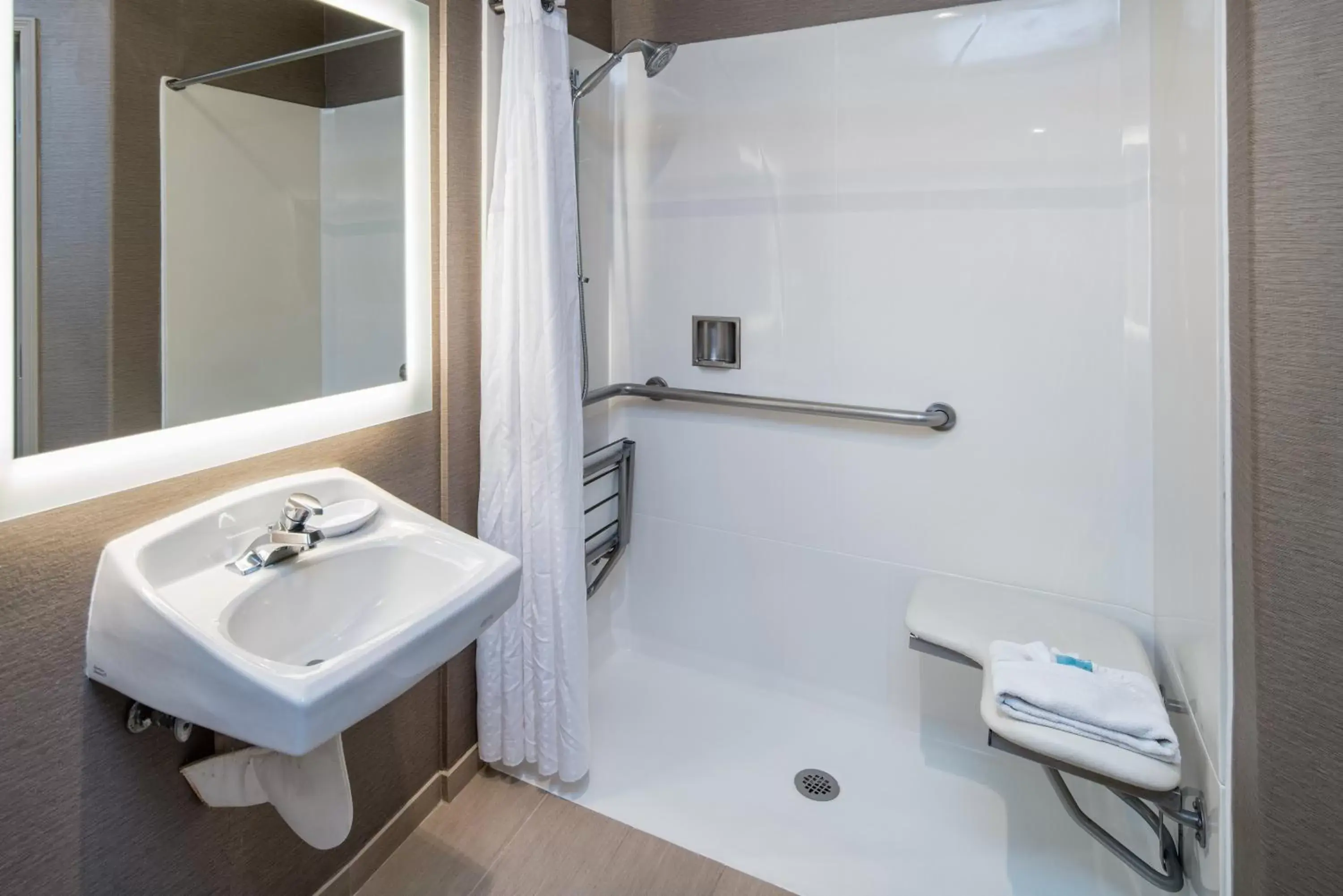 Photo of the whole room, Bathroom in Holiday Inn Express & Suites Santa Clara, an IHG Hotel