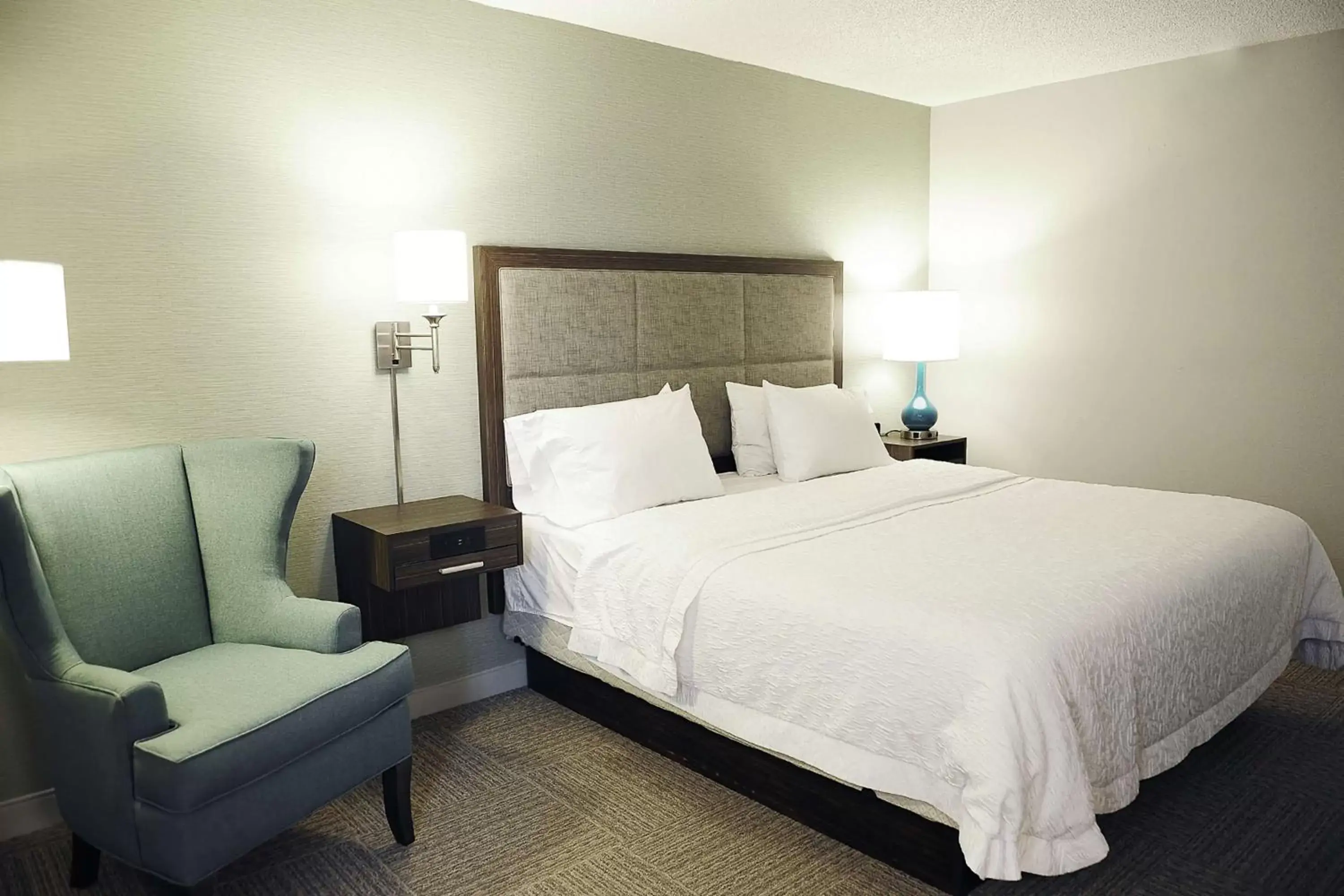 Living room, Bed in DoubleTree by Hilton Dulles Airport-Sterling