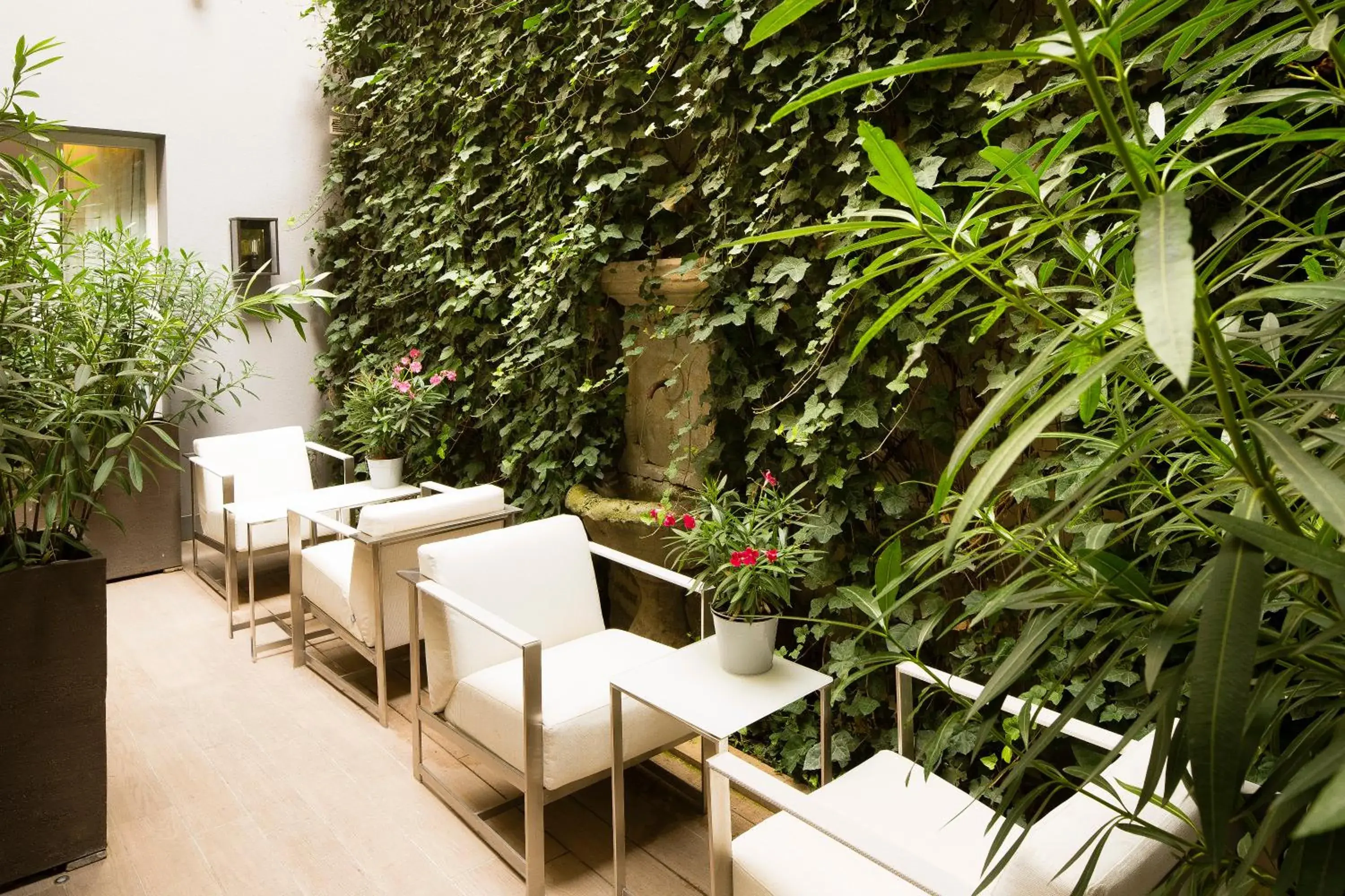 Patio, Restaurant/Places to Eat in Hotel Baume