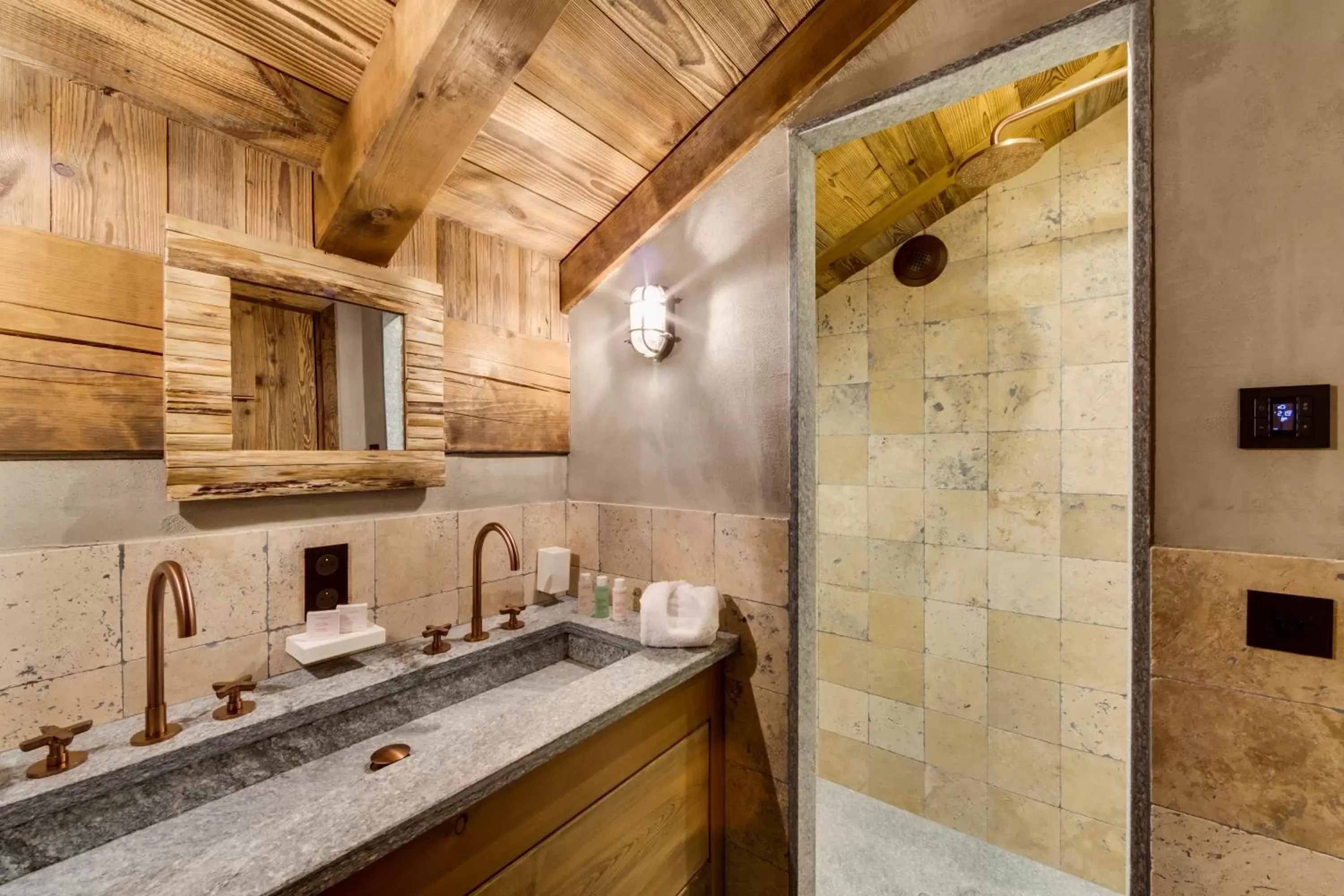 Shower, Bathroom in Le Refuge de Solaise - 2551 m Altitude