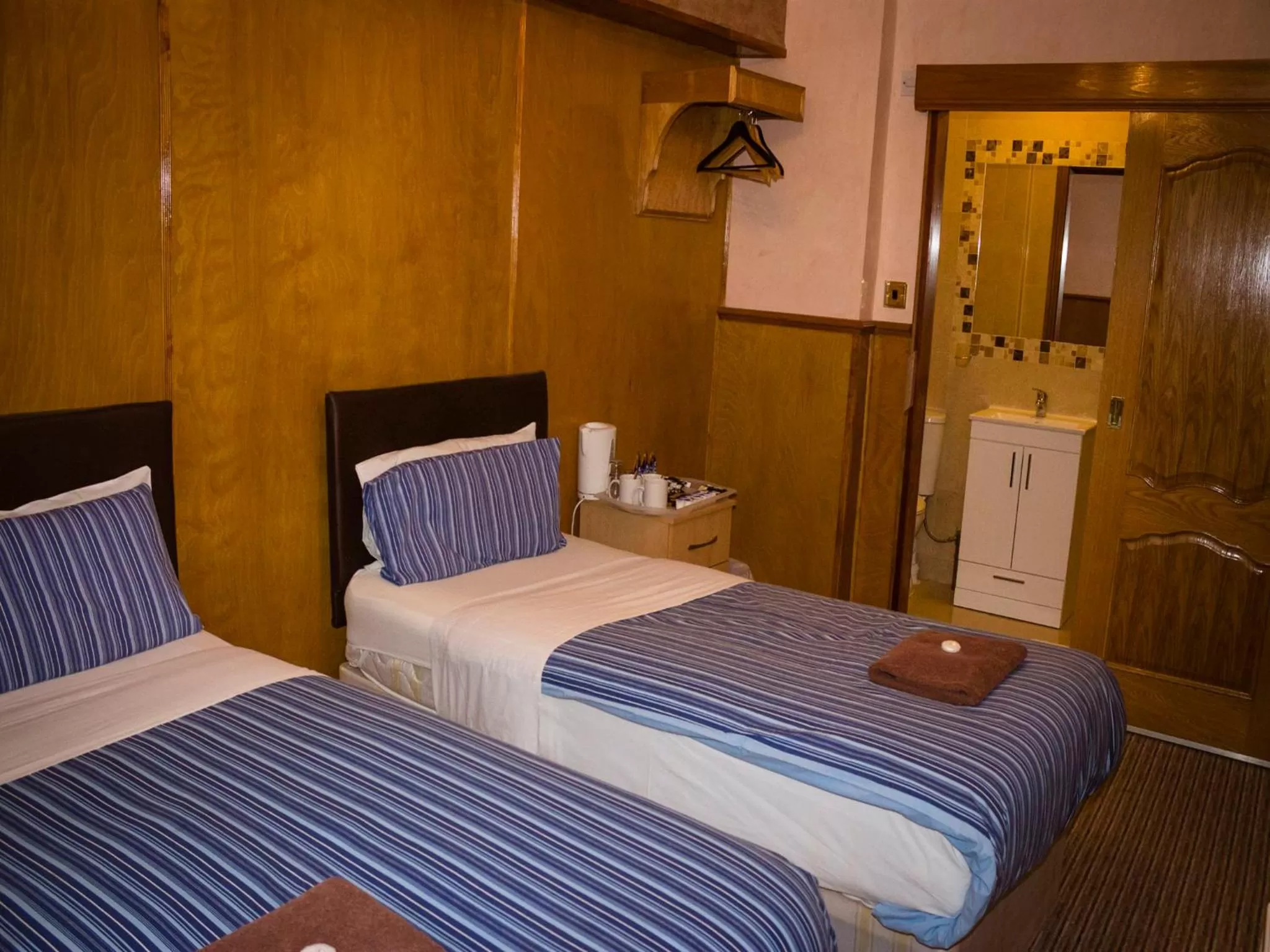 Photo of the whole room, Bed in Cricklewood Lodge Hotel