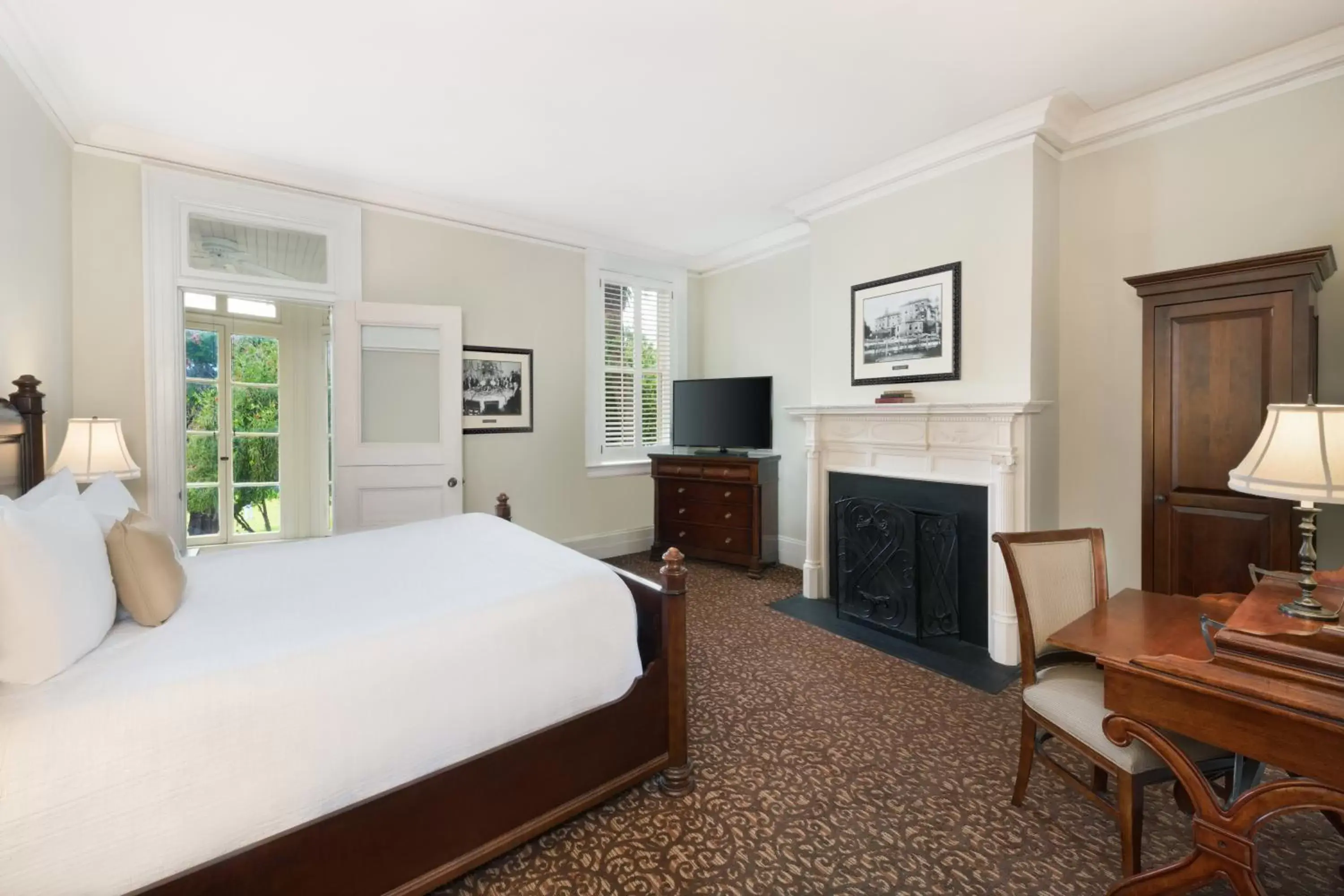 Photo of the whole room, TV/Entertainment Center in Jekyll Island Club Resort