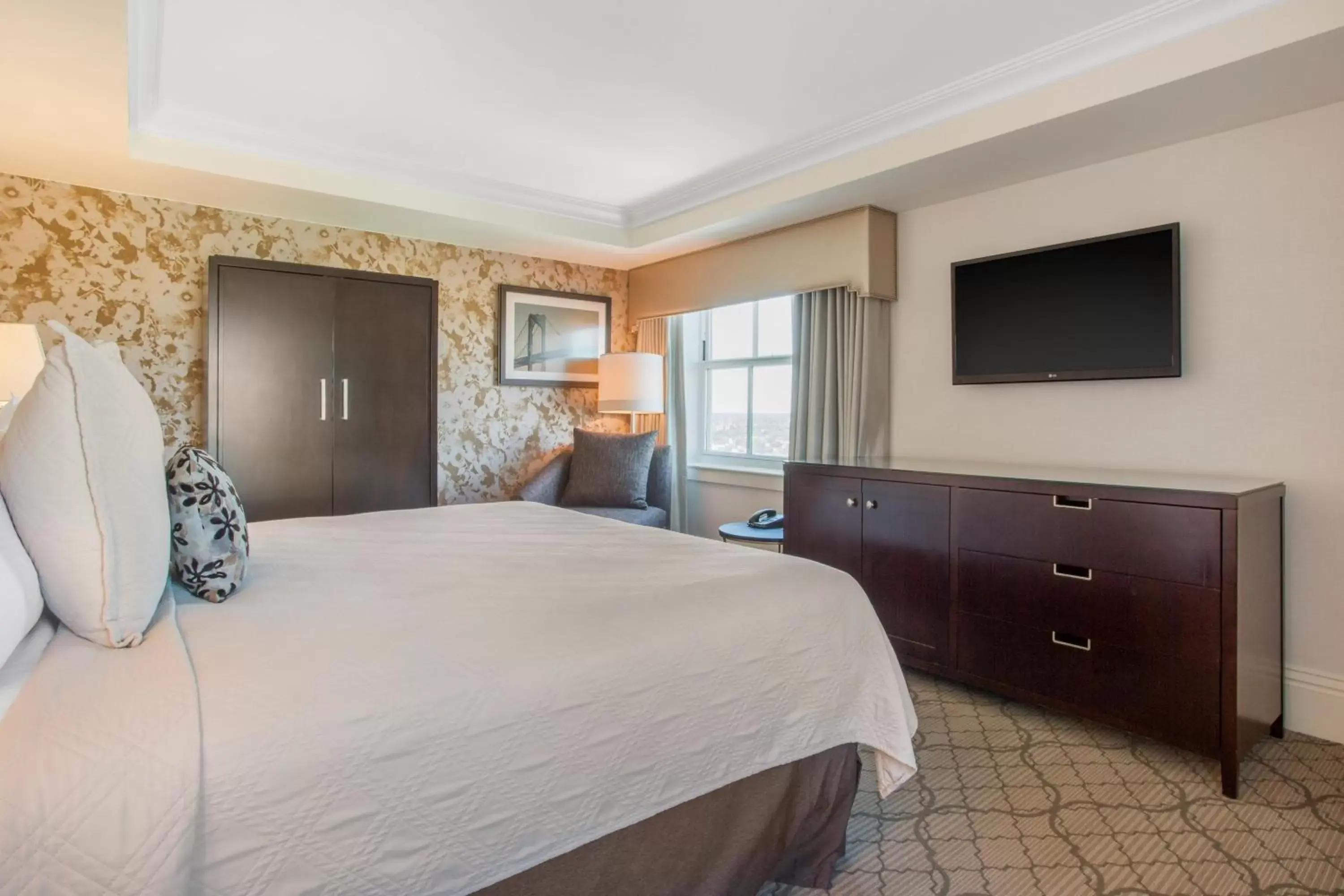 Photo of the whole room, Bed in Omni Providence