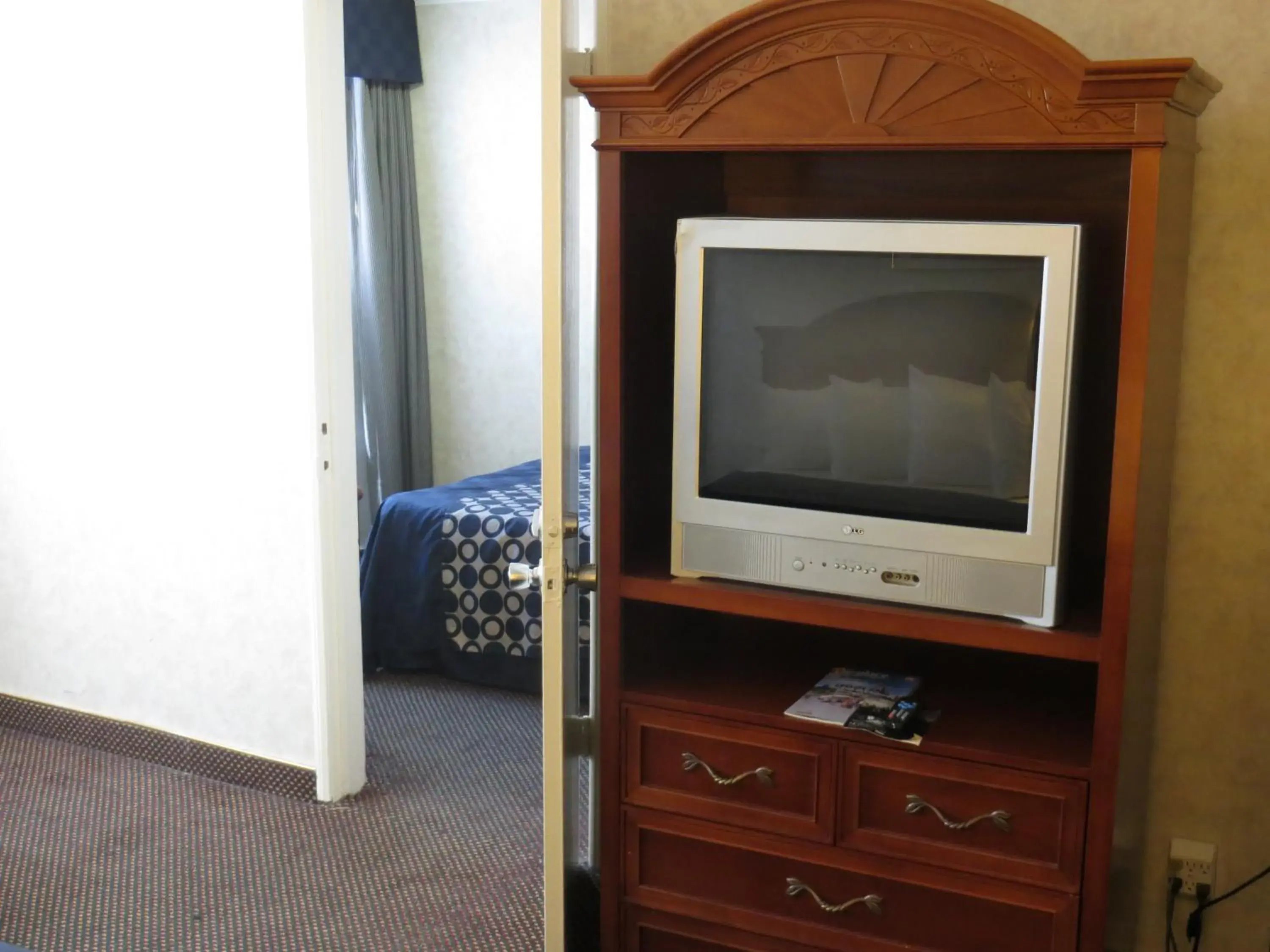 TV and multimedia, TV/Entertainment Center in Days Inn by Wyndham Los Angeles LAX/VeniceBch/Marina DelRay