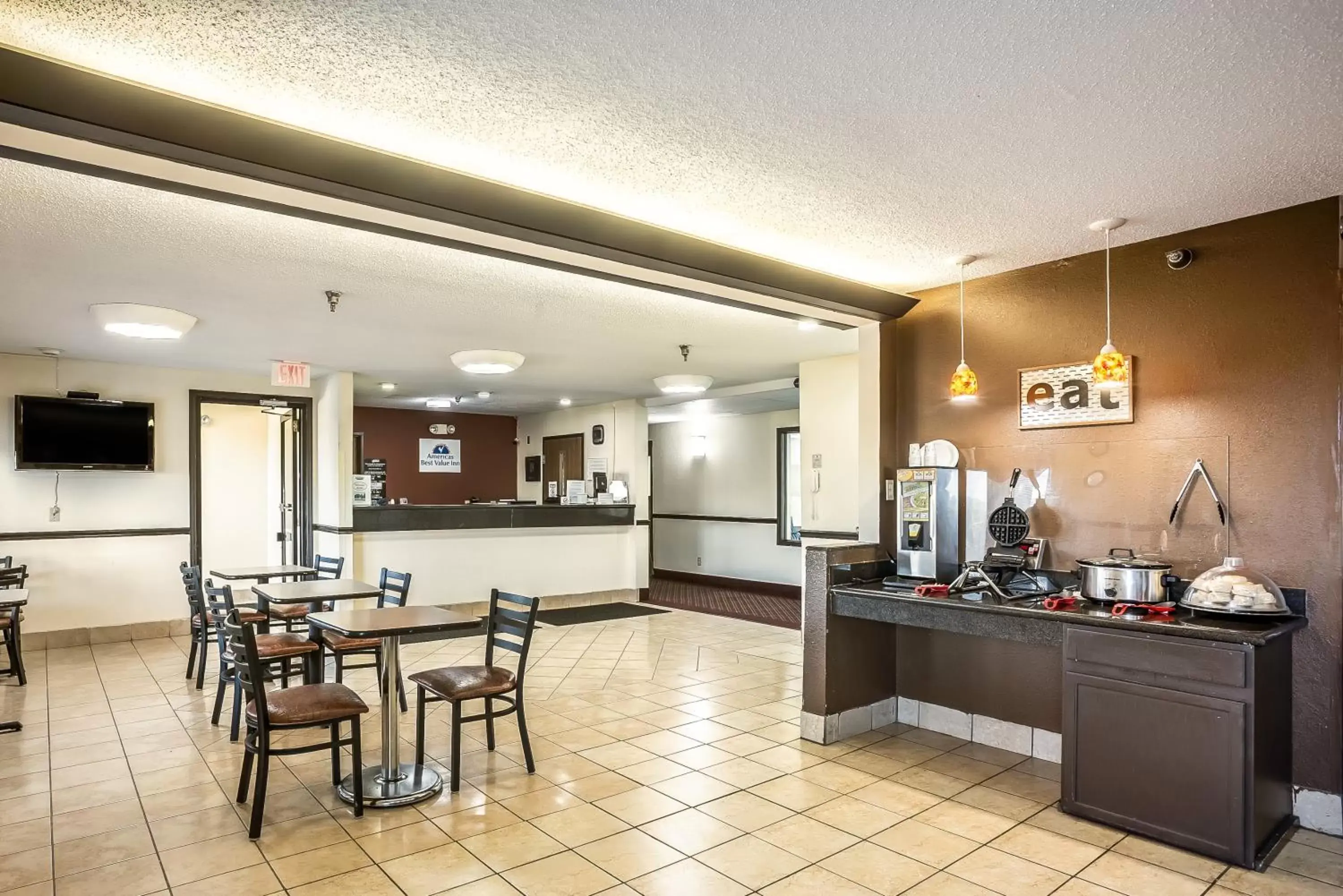 Communal lounge/ TV room, Restaurant/Places to Eat in Americas Best Value Inn-Galesburg