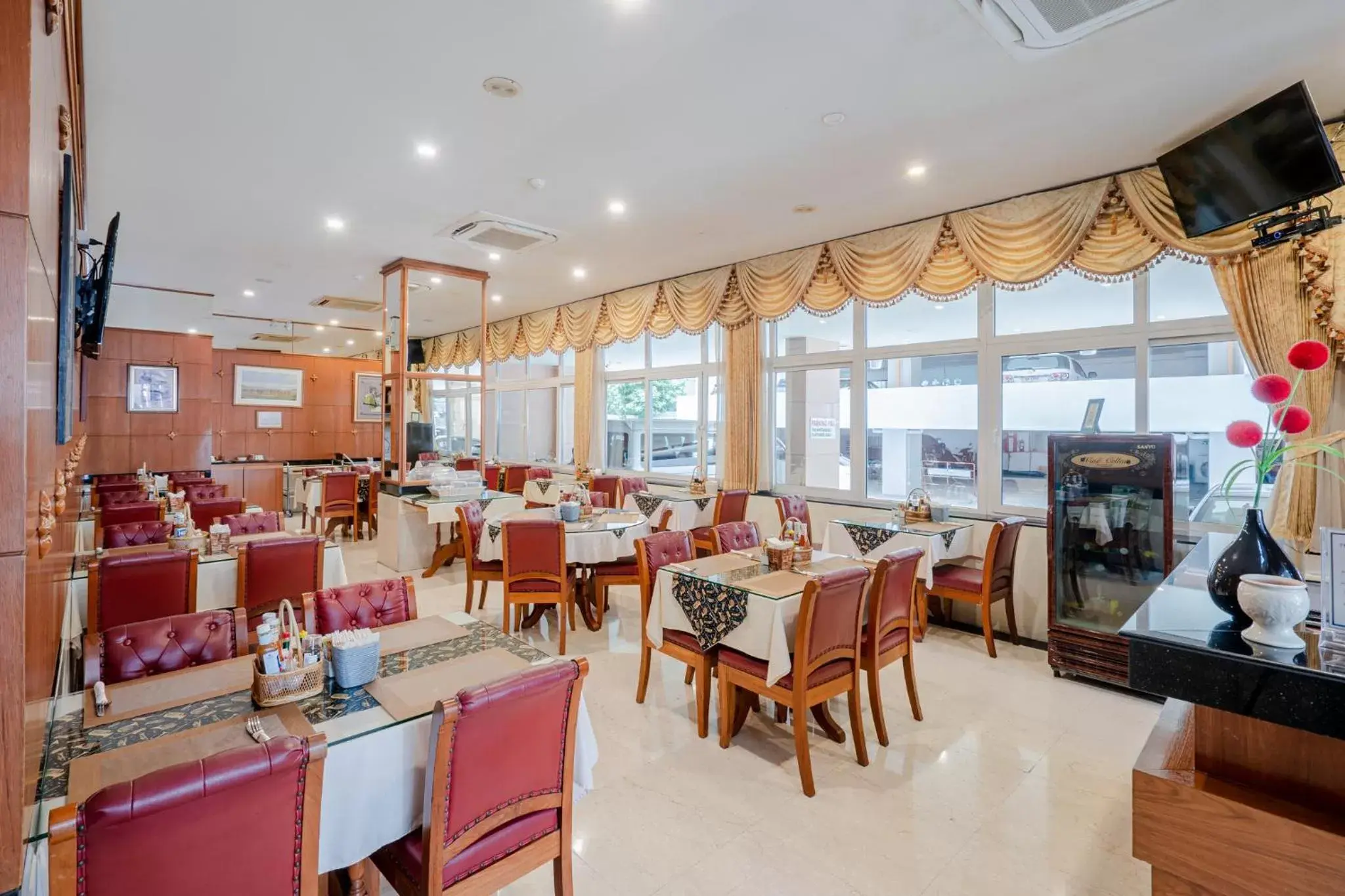 Restaurant/places to eat in Whitehouse Condotel Restaurant/places to eat in Whitehouse Condotel