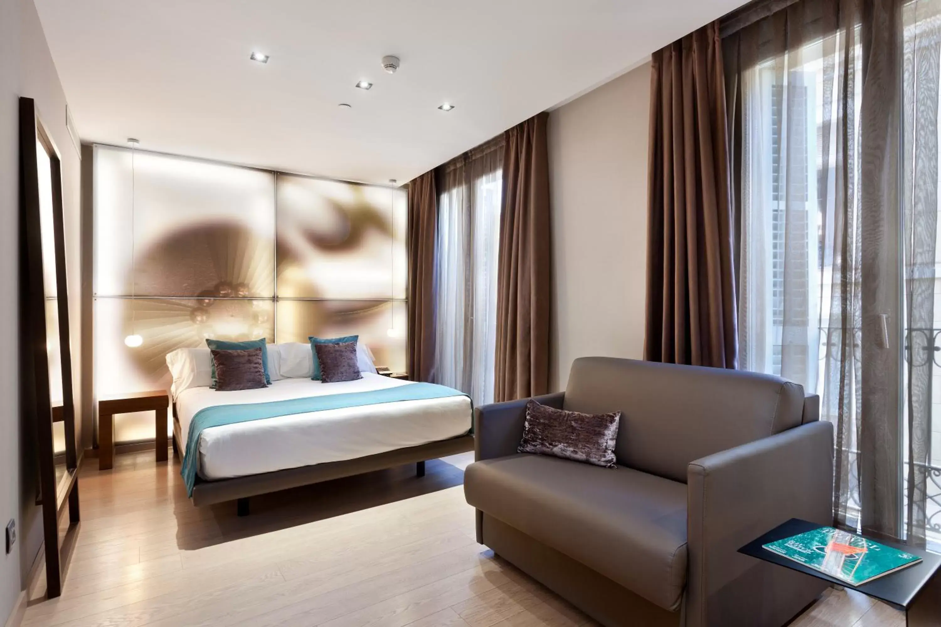 Bed, Seating Area in Hotel España Ramblas