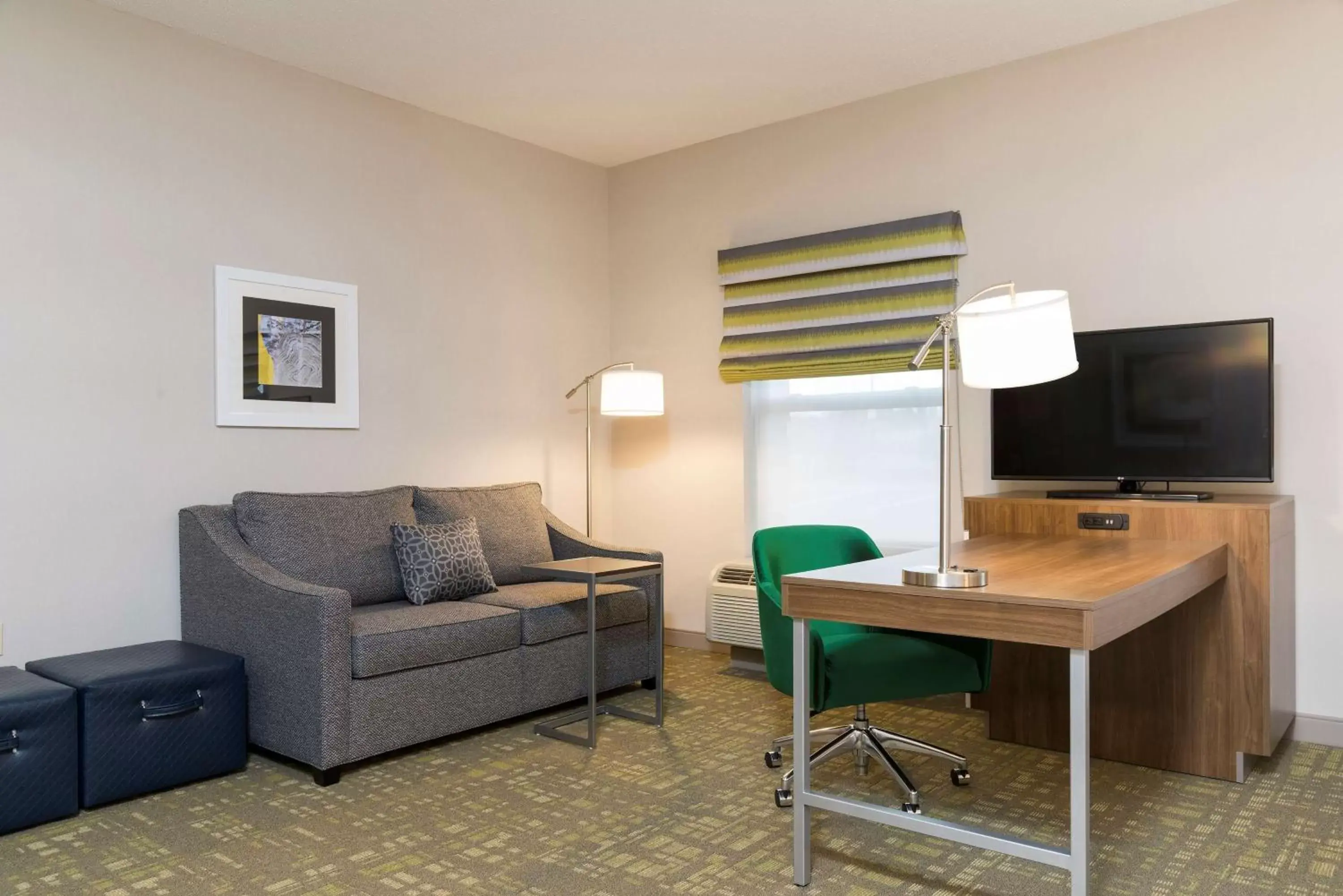 Bedroom, TV/Entertainment Center in Hampton Inn & Suites East Lansing