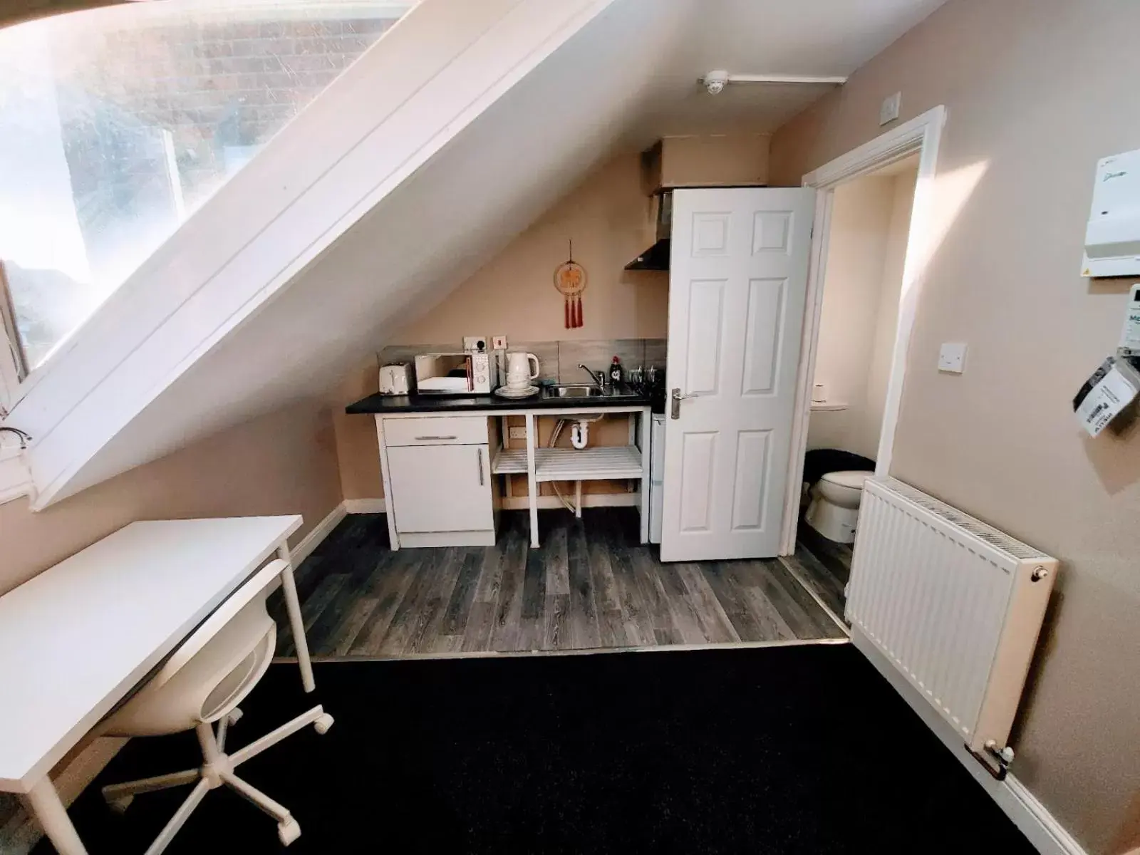 Kitchen or kitchenette, Kitchen/Kitchenette in Easy Living Nottingham - Burns Street