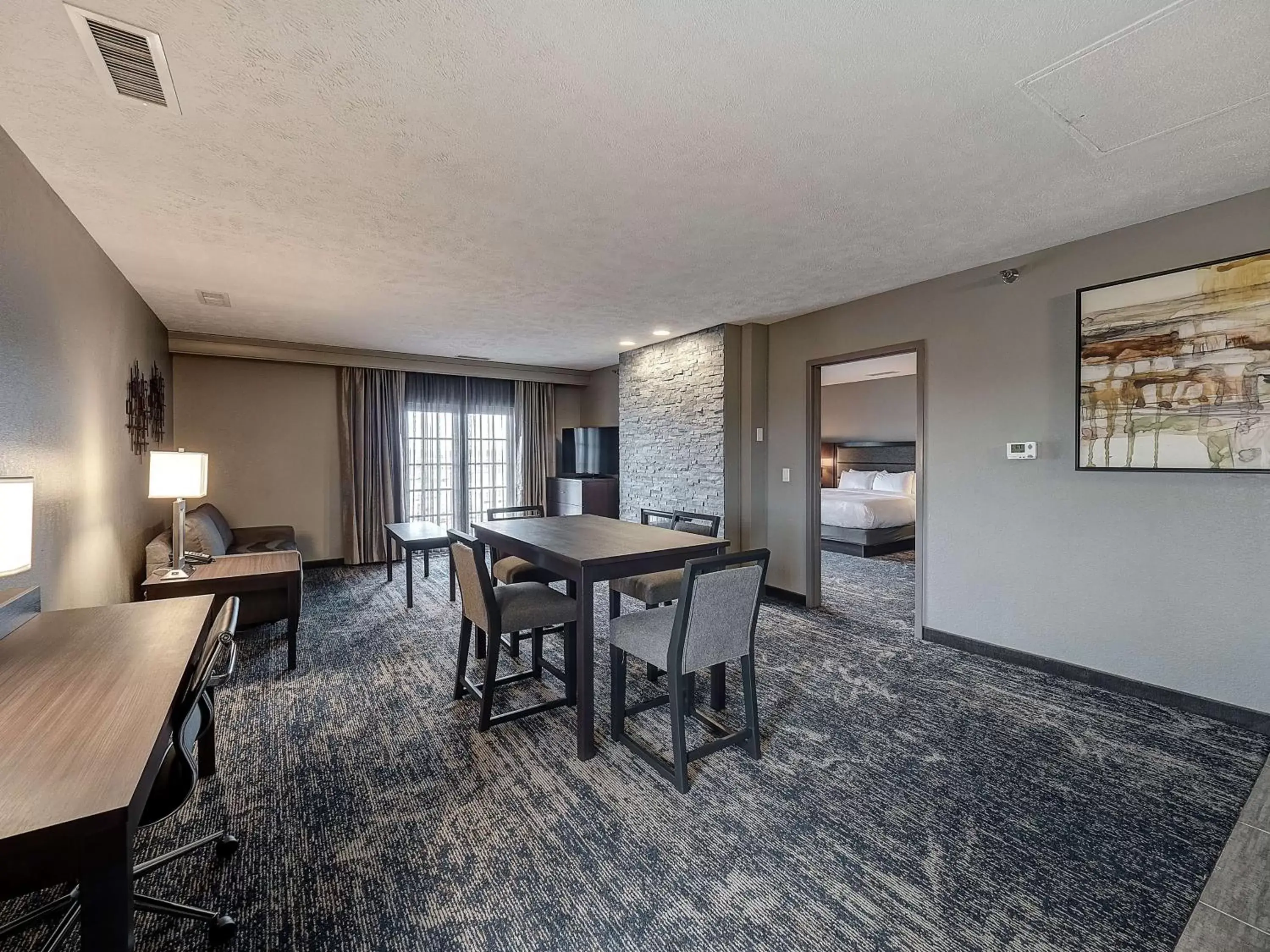 Living room, Dining Area in DoubleTree by Hilton Bloomington