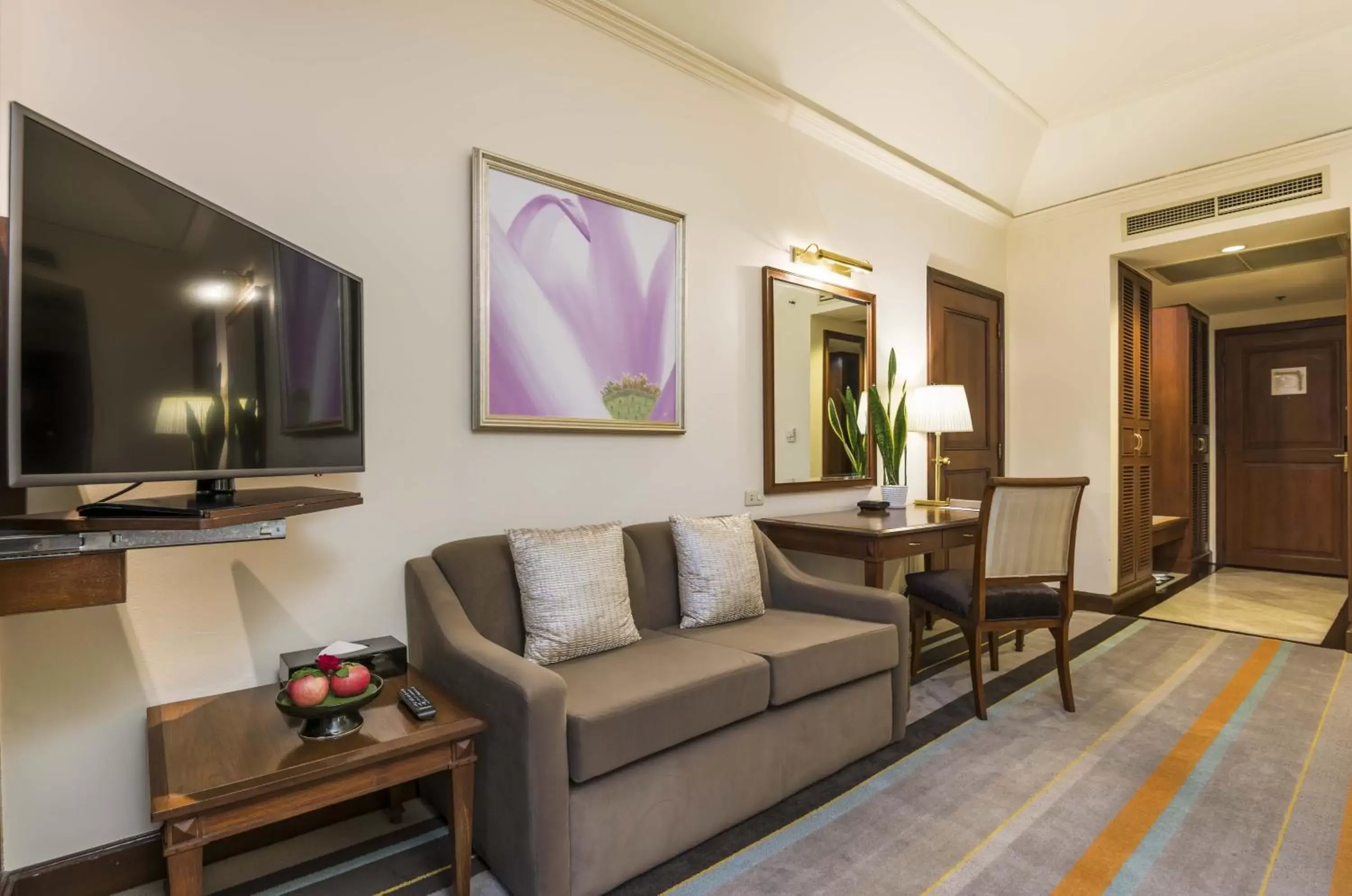 Bedroom, Seating Area in Chatrium Hotel Royal Lake Yangon