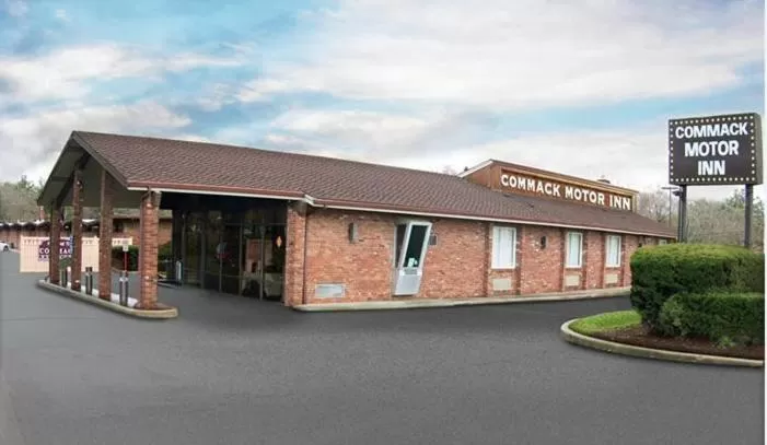 Property building in Commack Inn
