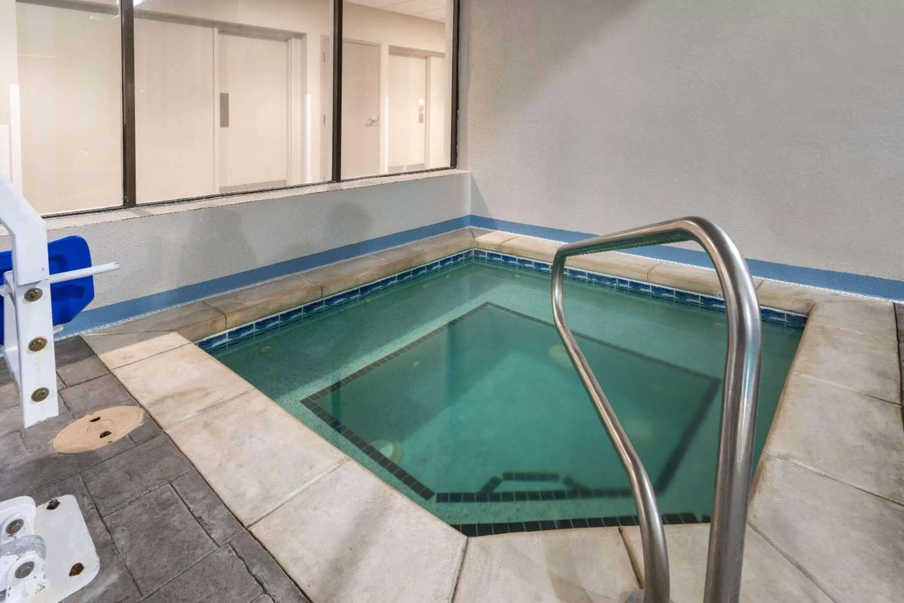 Hot Tub, Swimming Pool in La Quinta Inn & Suites by Wyndham Fort Collins, Colorado