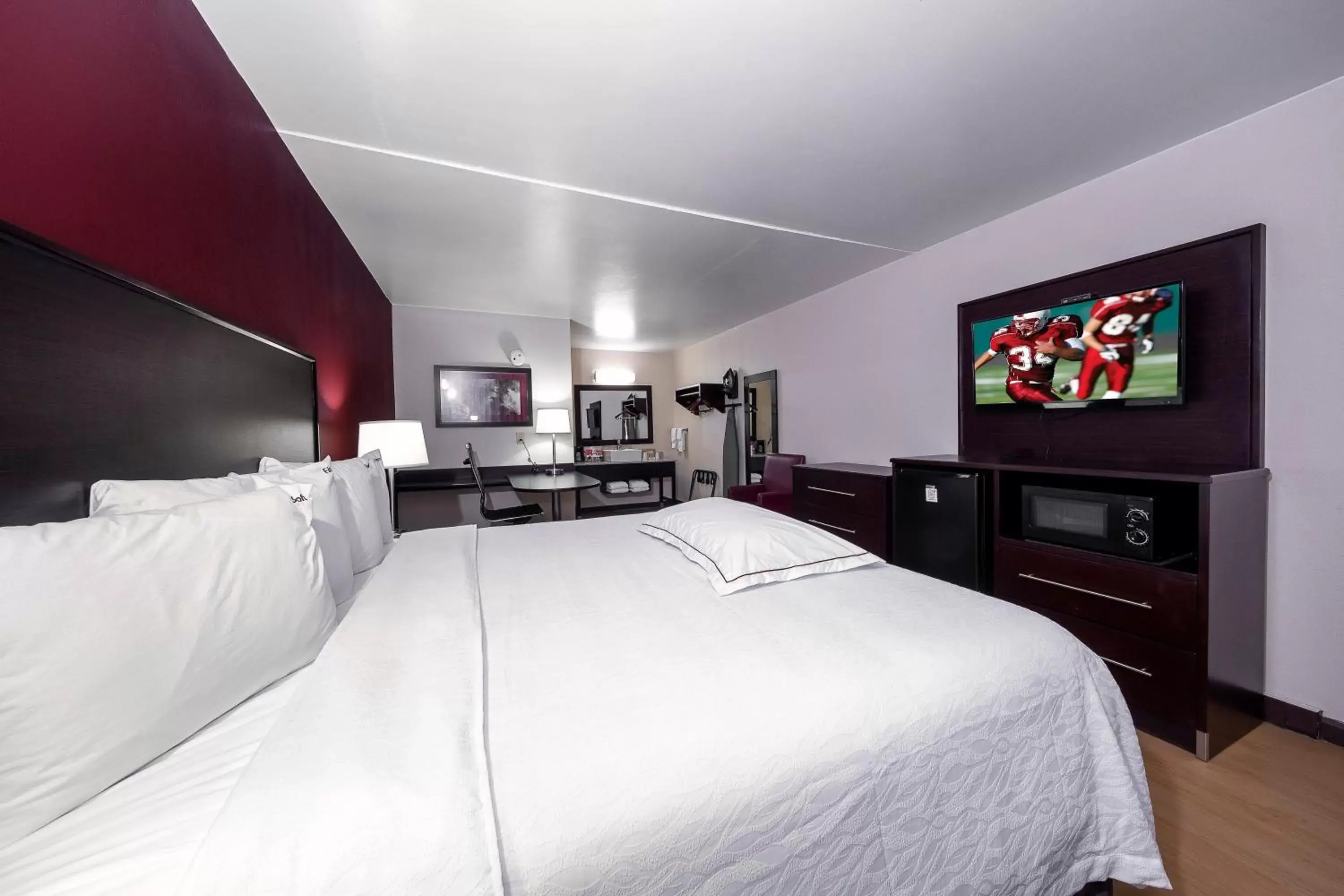 Photo of the whole room, Bed in Red Roof Inn PLUS+ Huntsville – Madison
