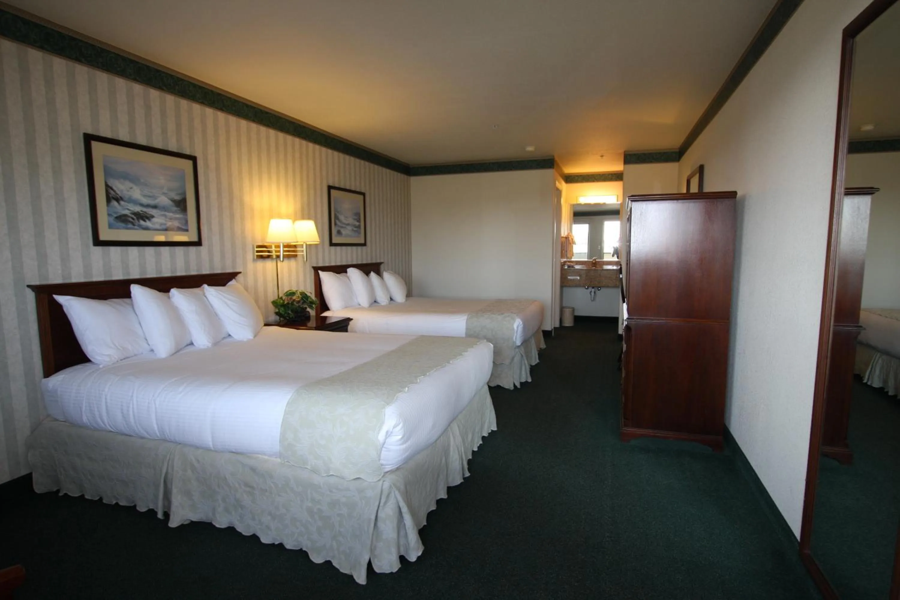 Bed in Emerald Dolphin Inn & Mini Golf