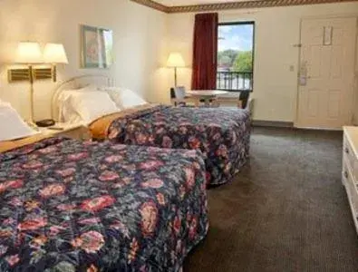 Bed in Days Inn by Wyndham Hendersonville