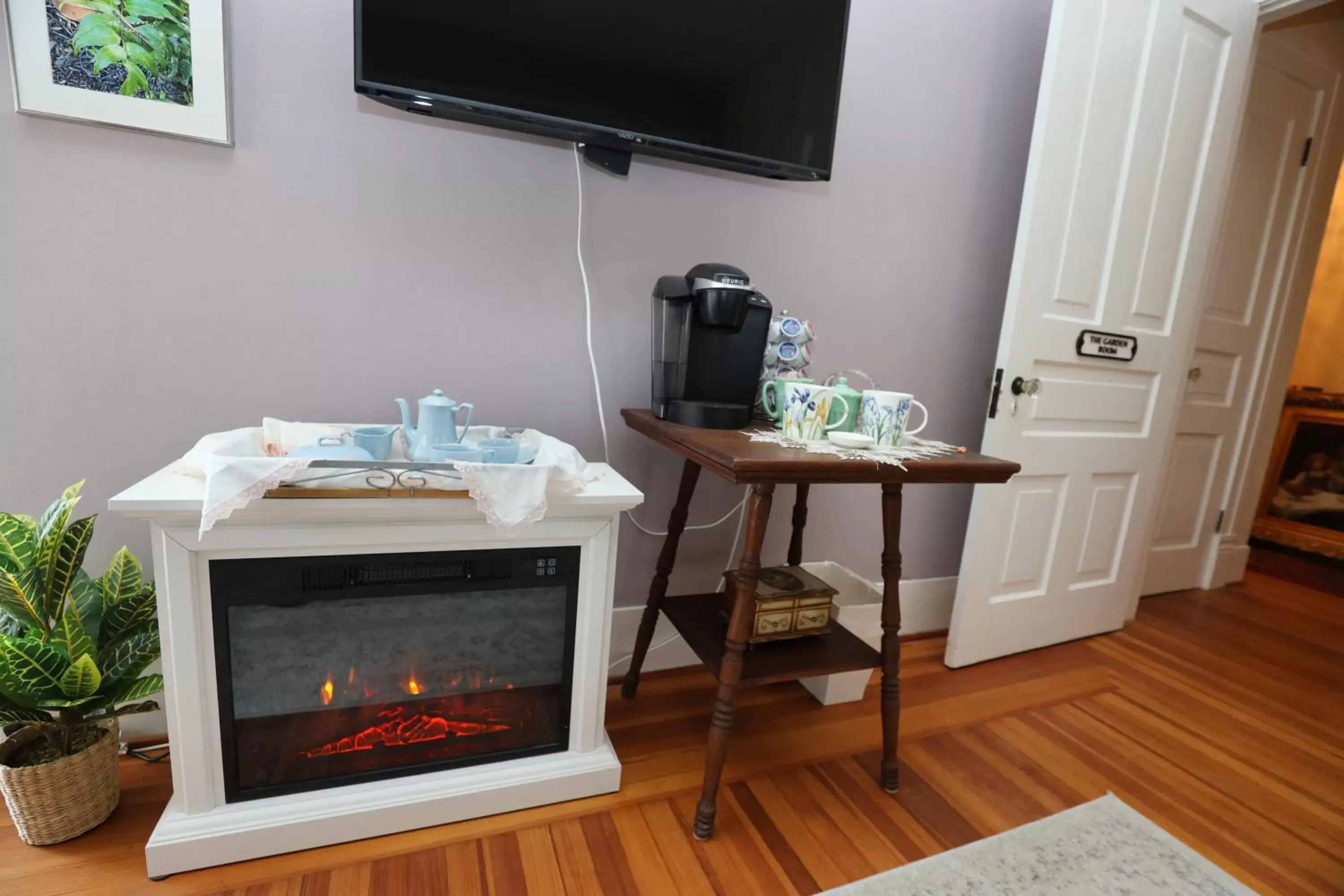 TV/Entertainment Center in Virginia Point INN