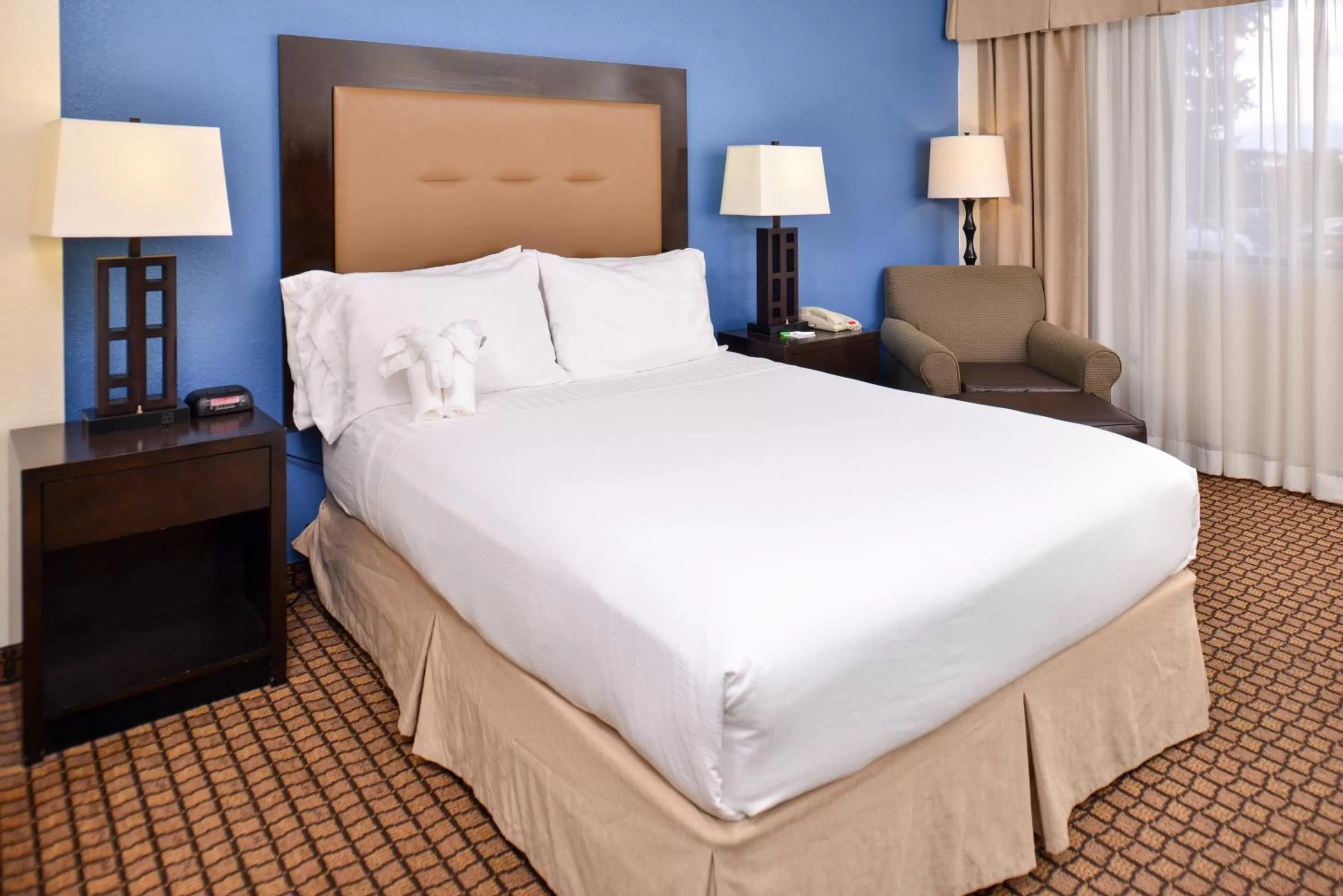 Photo of the whole room, Bed in Ramada Plaza by Wyndham Sheridan Hotel & Convention Center