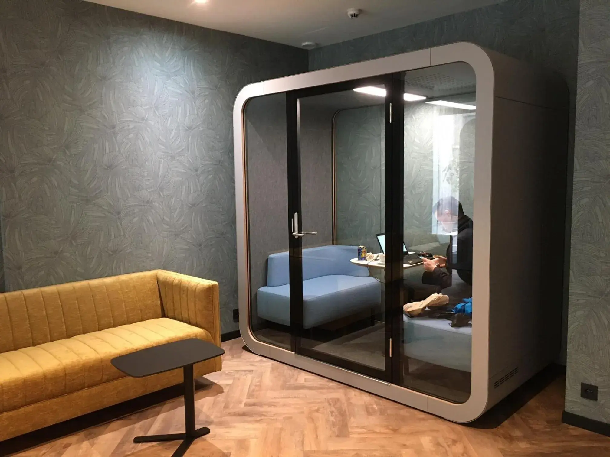 Seating area, Bathroom in Hotel Hubert Grand Place