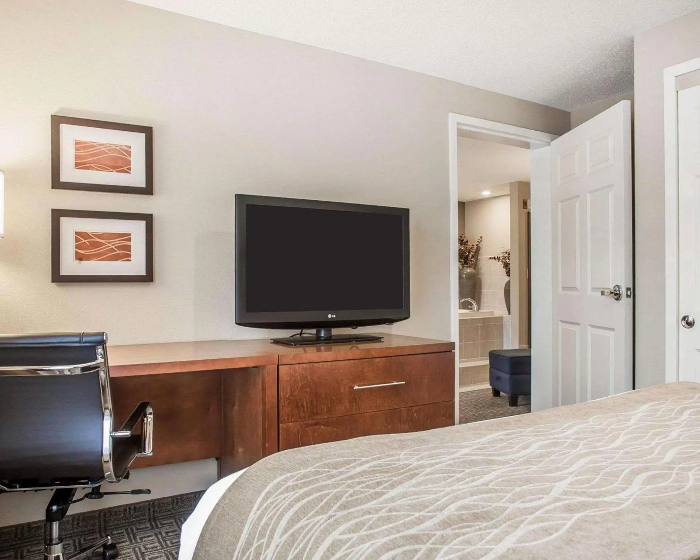Bedroom, TV/Entertainment Center in Comfort Inn & Suites Sturbridge-Brimfield
