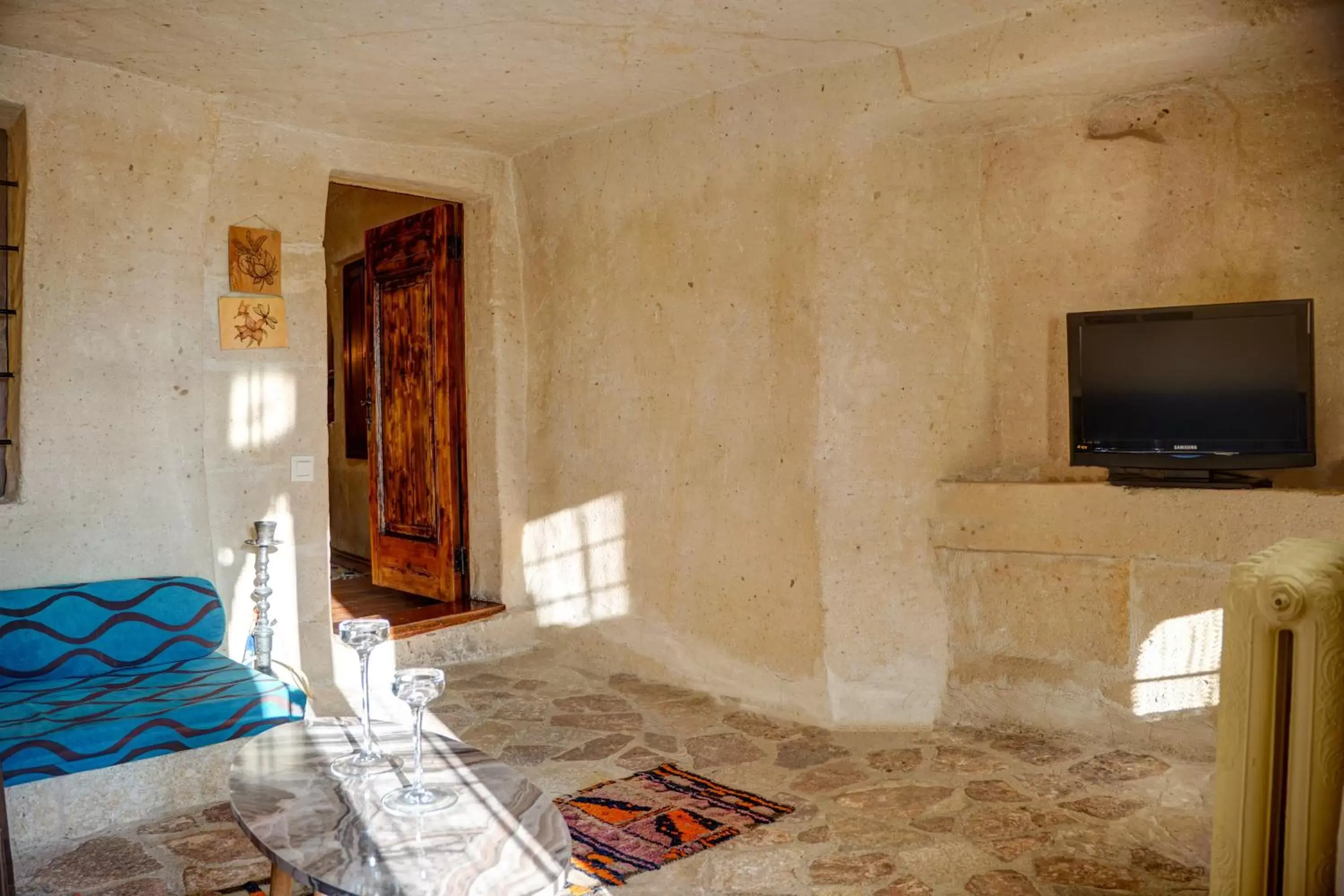 Living room, TV/Entertainment Center in 4 Oda Cave House - Special Class