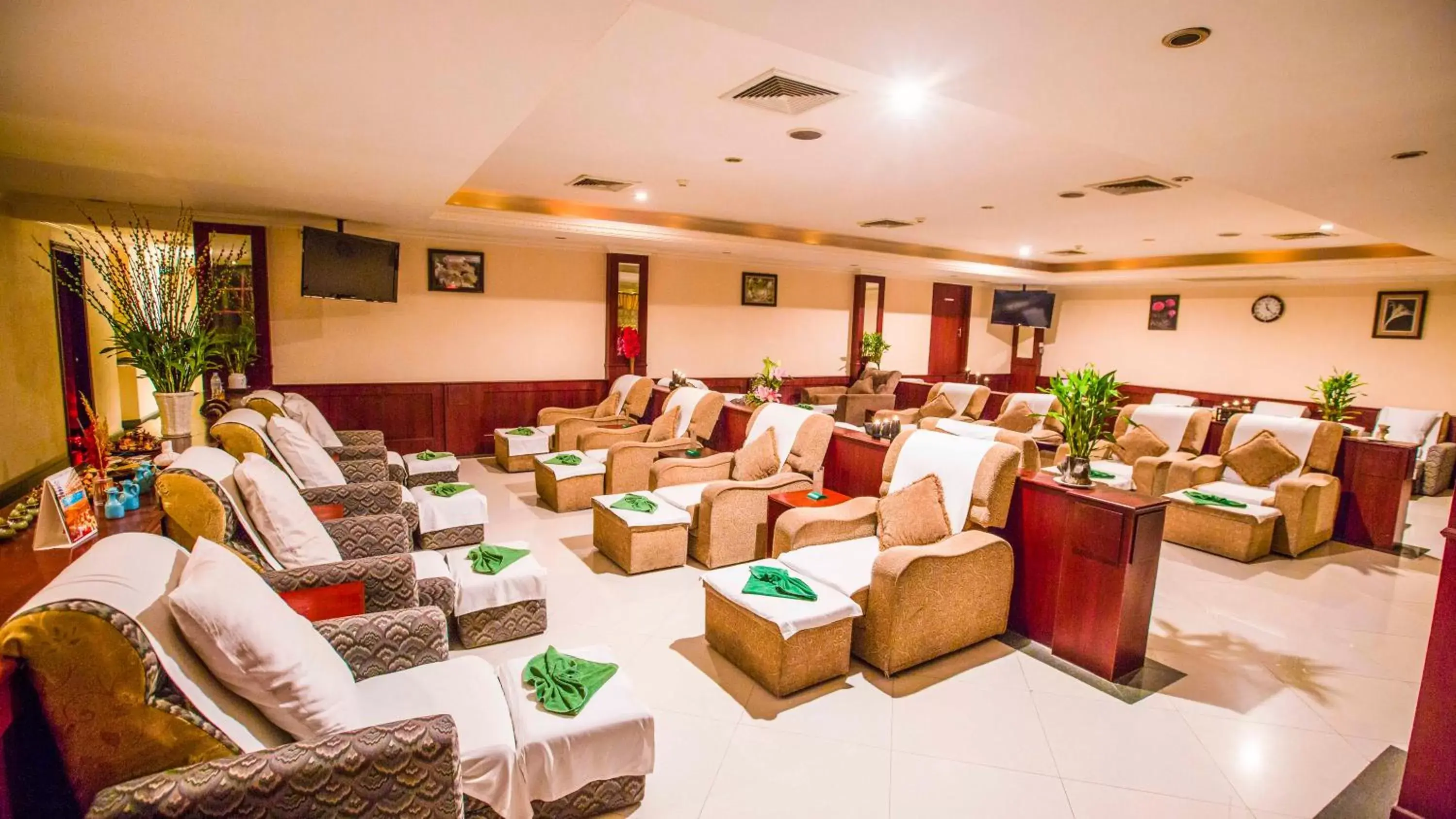 Massage, Restaurant/Places to Eat in Phnom Penh Hotel