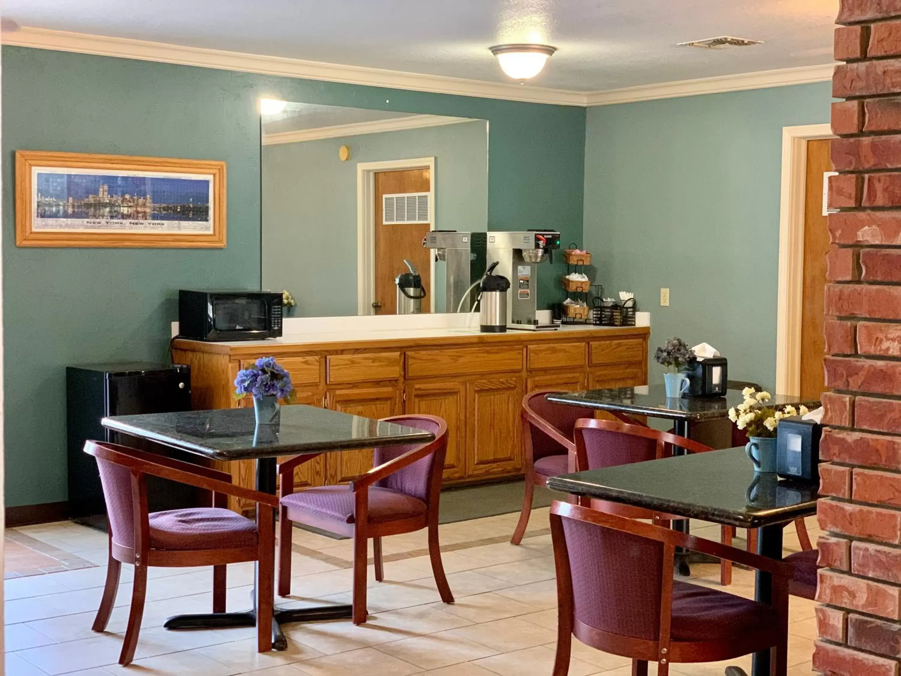 Restaurant/Places to Eat in Candlelight Inn & Suites Hwy 69 near McAlester