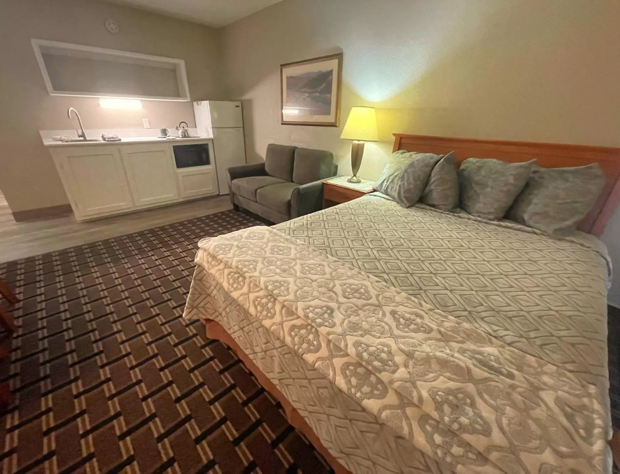Bed in FairBridge Extended Stay, a Kitchenette Hotel