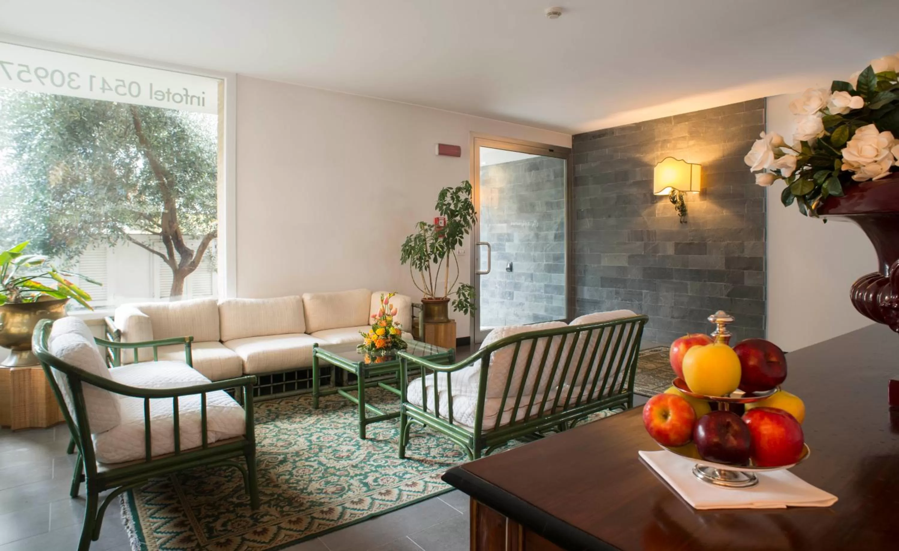 Communal lounge/ TV room in National Hotel