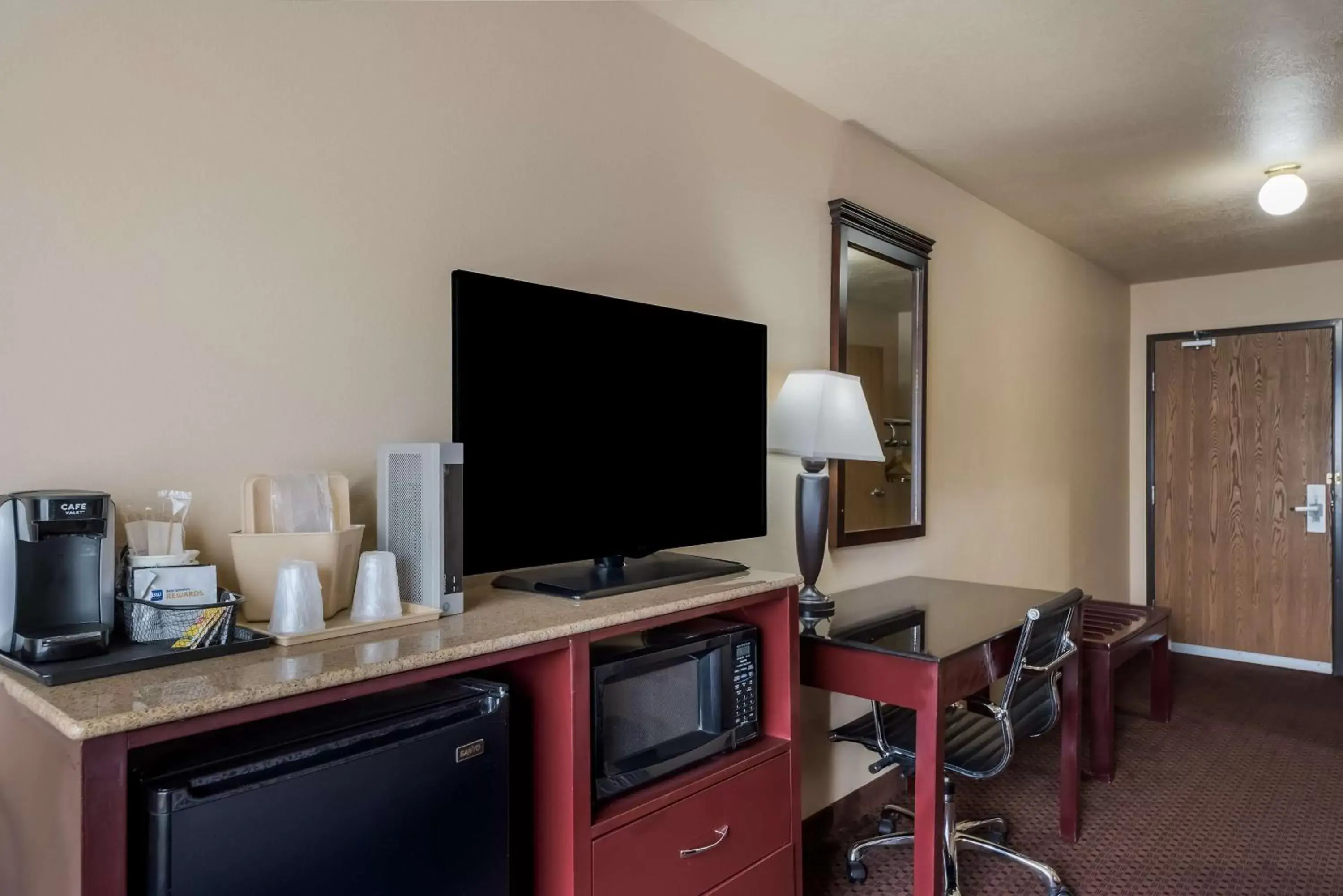 Bedroom, TV/Entertainment Center in SureStay Plus Hotel by Best Western Silver City