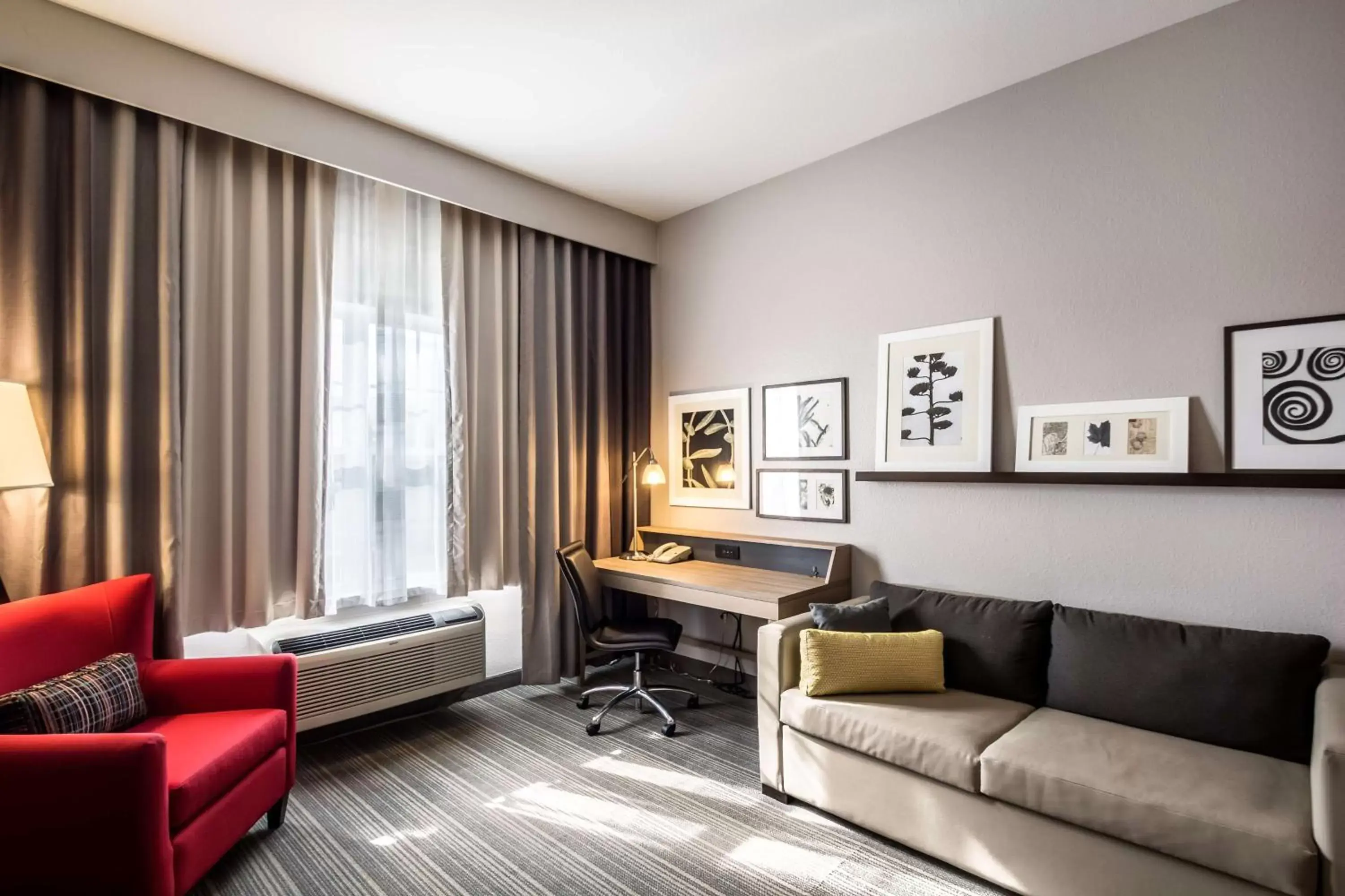 Photo of the whole room, Seating Area in Country Inn & Suites by Radisson, Fond du Lac, WI